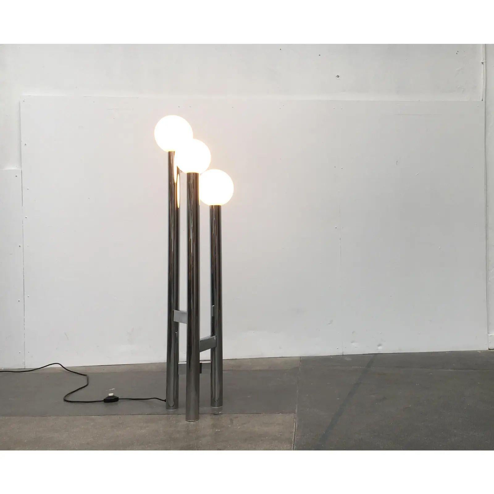 Allemand Lampadaire allemand vintage de l'ère spatiale en verre et métal, 1970 en vente