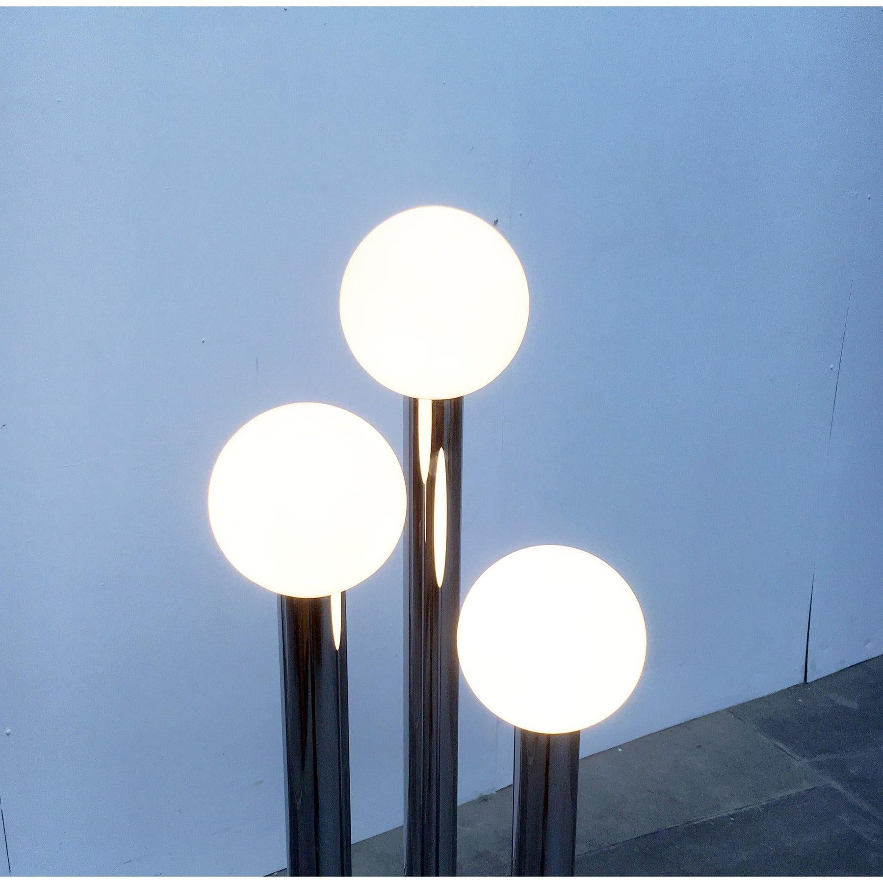 Allemand Lampadaire allemand vintage de l'ère spatiale en verre et métal, 1970 en vente
