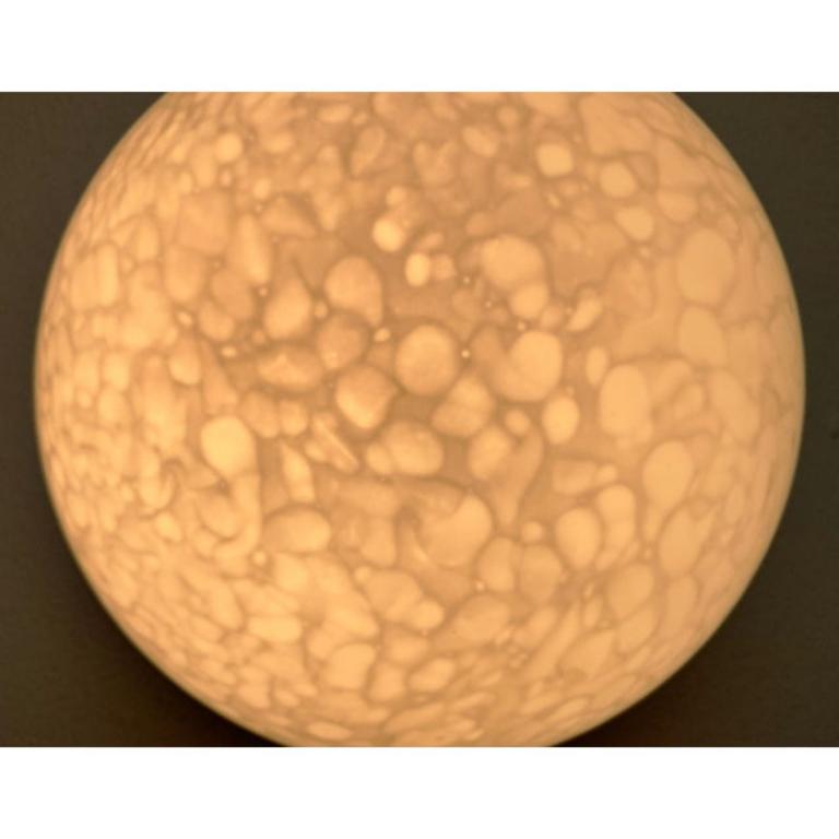 Plafonnier en verre du fabricant renommé cleaner.

Le détail le plus frappant de cette lampe est le diffuseur en verre en forme d'hémisphère. La texture et la forme du verre rappellent la surface de la lune couverte de cratères et agit à la fois à