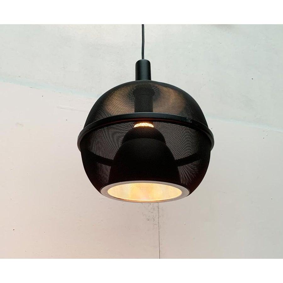 Lampe suspendue de la série pin spot par roger tallon pour Erco.

cette version du pendentif est rare. On trouve plus souvent des projecteurs à point d'épingle pour les systèmes sur rail ou pour le montage mural. Le luminaire est doté du diffuseur