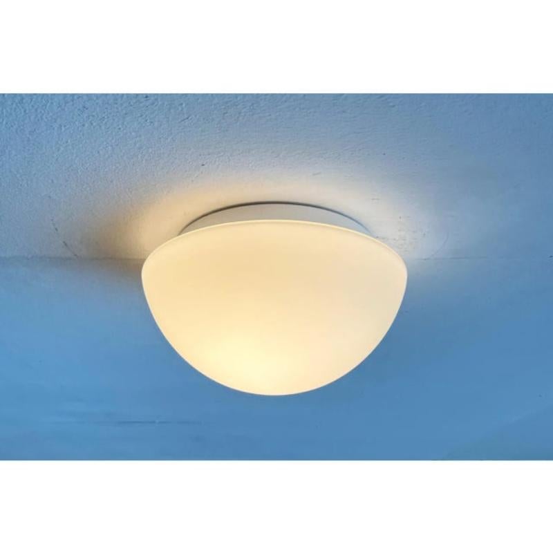 Applique ou plafonnier simple du célèbre fabricant Putzler.

La forme simple du diffuseur en forme d'hémisphère en verre opale attire particulièrement l'attention. Le diffuseur est séparé du mur ou du plafond par une large base. Cette pièce porte