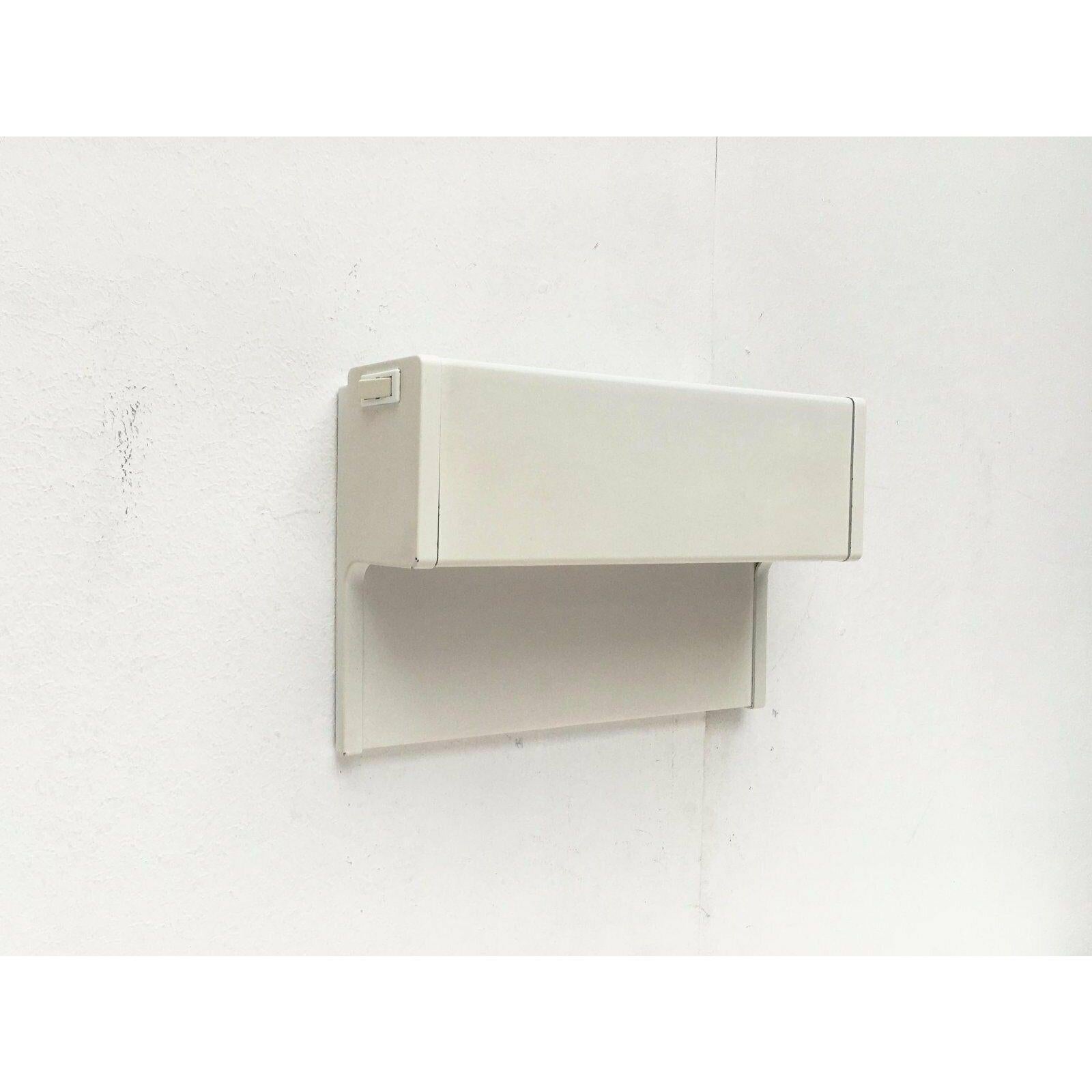 Appliques simples du célèbre fabricant staff.

Un design très fonctionnel. Il s'agit d'une simple boîte blanche ouverte en bas. La lumière est dirigée vers le bas en conséquence. Ces lampes conviennent comme liseuses, lampes de lit ou de couchette