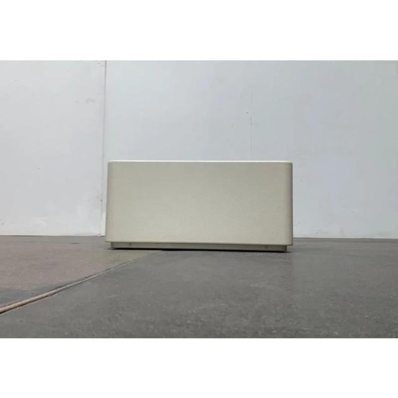 Boîte à plantes minimaliste de type NO AGE en plastique.

Le bord inférieur interrompu de la boîte agit comme une base intégrée qui place la boîte au-dessus du sol sur un joint creux.

Informations complémentaires :
MATERIAL Plastique
Couleur :