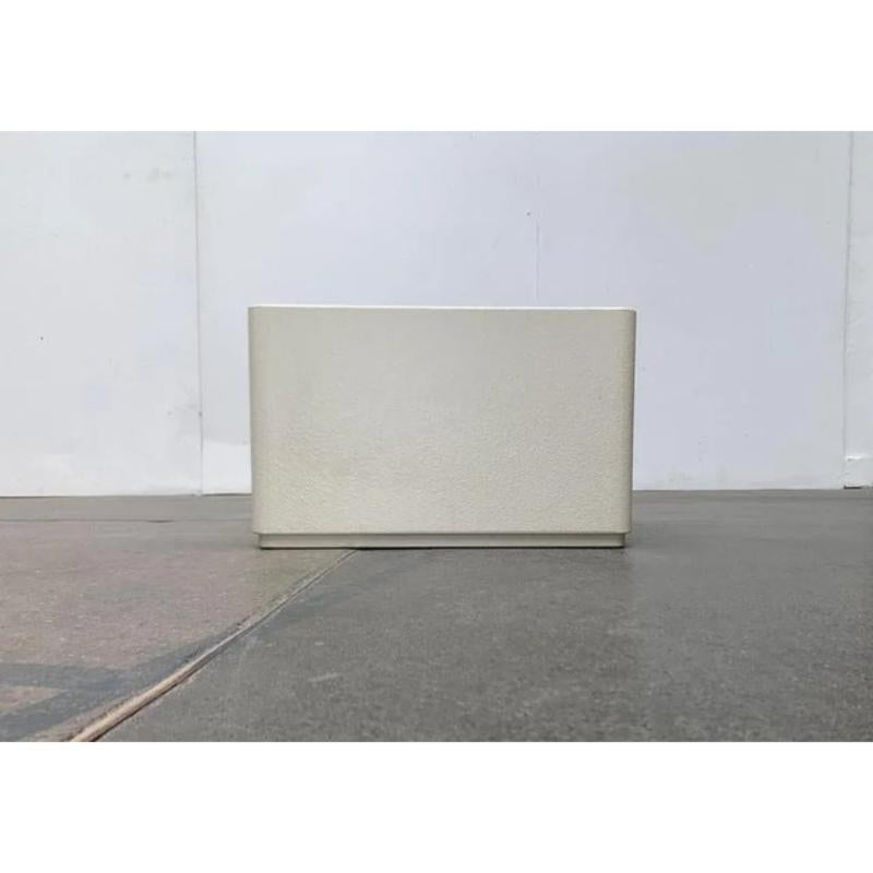 Boîte à plantes minimaliste de type NO AGE en plastique.

Le bord inférieur interrompu de la boîte agit comme une base intégrée qui place la boîte au-dessus du sol sur un joint creux. Cette pièce porte une marque d'attribution.

Informations