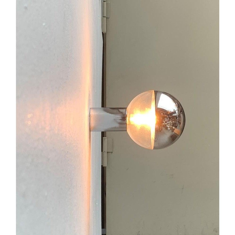 Imposante applique ou plafonnier de l'ère spatiale de staff d'après un design de la designer japonaise motoko ishii.

Ce design convainc par sa surface réfléchissante. Un simple arbre cylindrique forme la base du luminaire. A l'extrémité supérieure