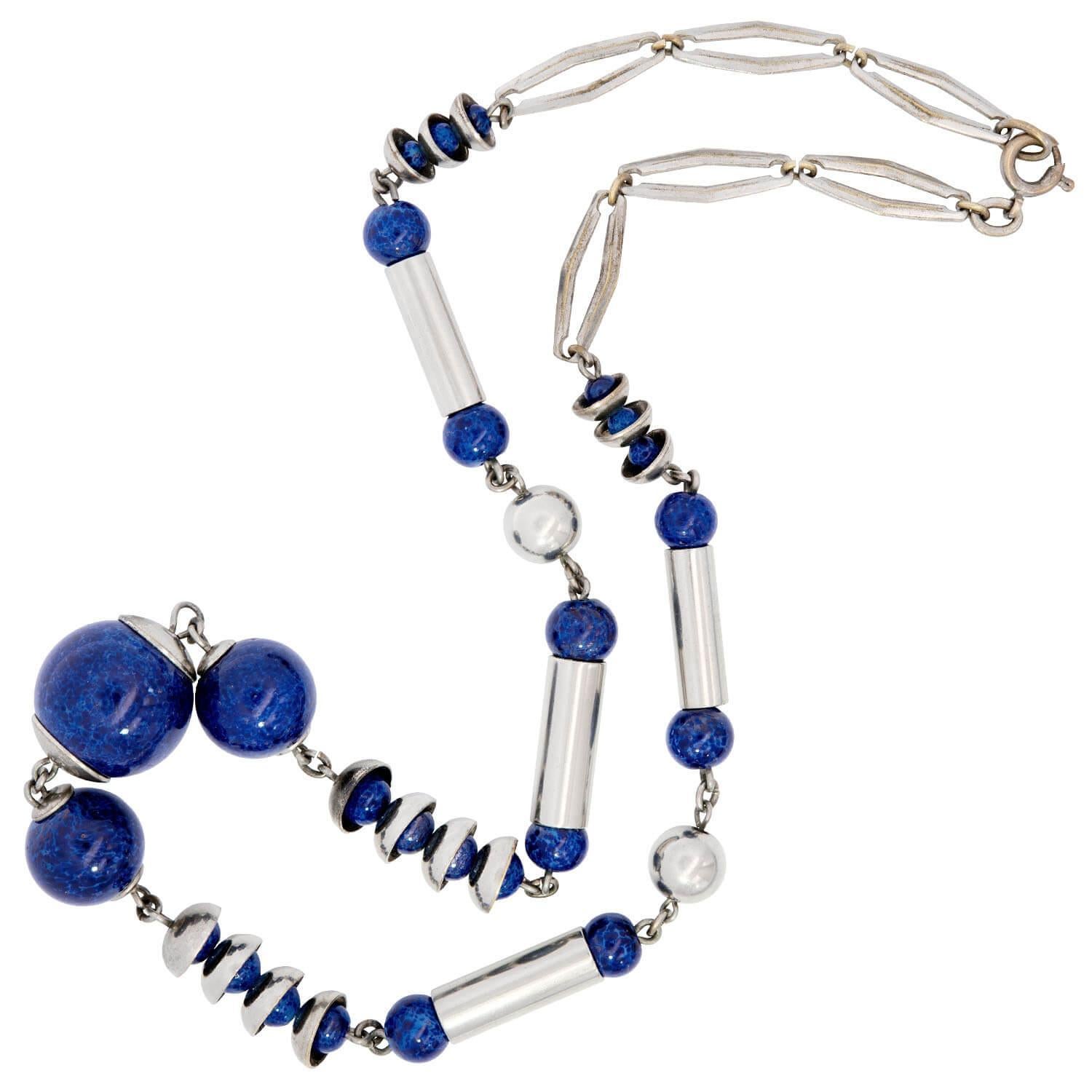 Una splendida collana di lapislazzuli dell'epoca Vintage (ca. 1960)! Realizzata in argento sterling, questa collana presenta una serie di perline di lapis che variano per forma e dimensione. Al centro della collana ci sono tre perline circolari con