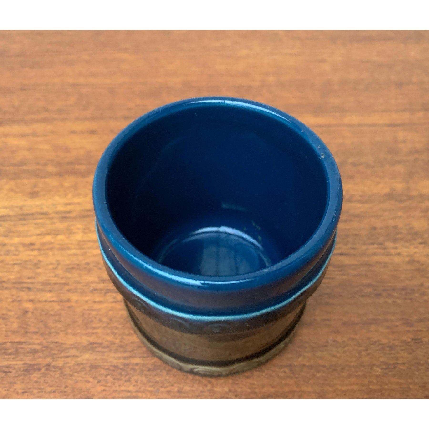 Vaso in ceramica di Rosenthal, in ottime condizioni. Disegnato dal 1970 al 1979 Questo pezzo ha un marchio di attribuzione.

Informazioni aggiuntive:
Materiali: Metallo
Colore: grigio
Marchio: Rosenthal
Paese di origine: Germania
Tipo di articolo: