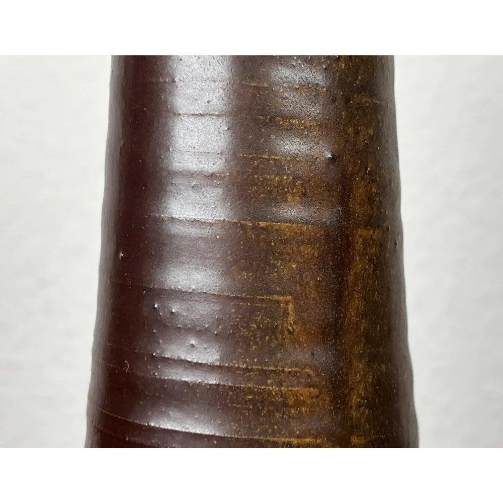 Vintage German Studio Pottery Vase von Acki Jürgens, 1970er Jahre, in sehr gutem Zustand. Entworfen 1970 bis 1979 Dieses Stück hat eine Zuordnungsmarke.

Zusätzliche Informationen:
MATERIALIEN: Keramik
Farbe: Braun
Herkunftsland: Deutschland
Artikel