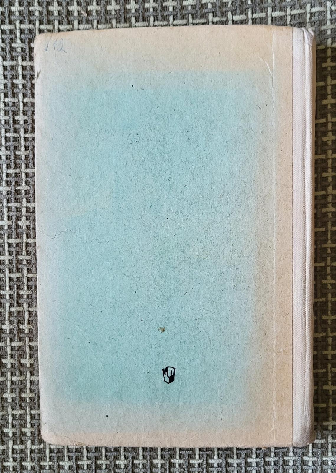 Sumérgete en el mundo del aprendizaje de idiomas con este libro vintage de estudio de la lengua alemana, diseñado específicamente para alumnos de 8º y 9º curso de escuelas rusas. Este completo libro, que data aproximadamente de 1993, consta de 382