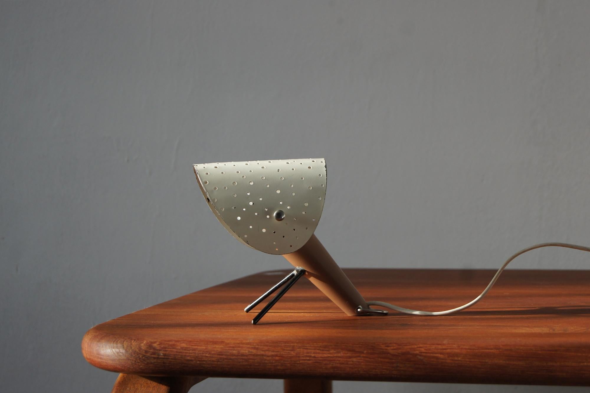 Una rara lampada attribuita al designer tedesco Ernest Igl, progettata per il marchio Hillebrand, è un esempio unico di illuminazione modulare e multifunzionale del periodo modernista del dopoguerra.

Realizzata interamente in acciaio laccato, la
