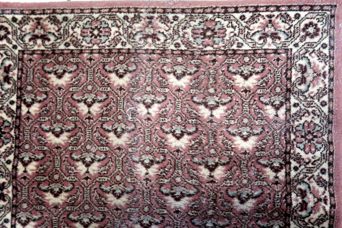 Questo tappeto vintage tedesco degli anni '70 è realizzato in stile Tabriz e presenta un classico motivo a medaglioni floreali con dettagli intricati. Le calde tonalità del rosso e del beige sono accentuate da delicati contorni neri, che
