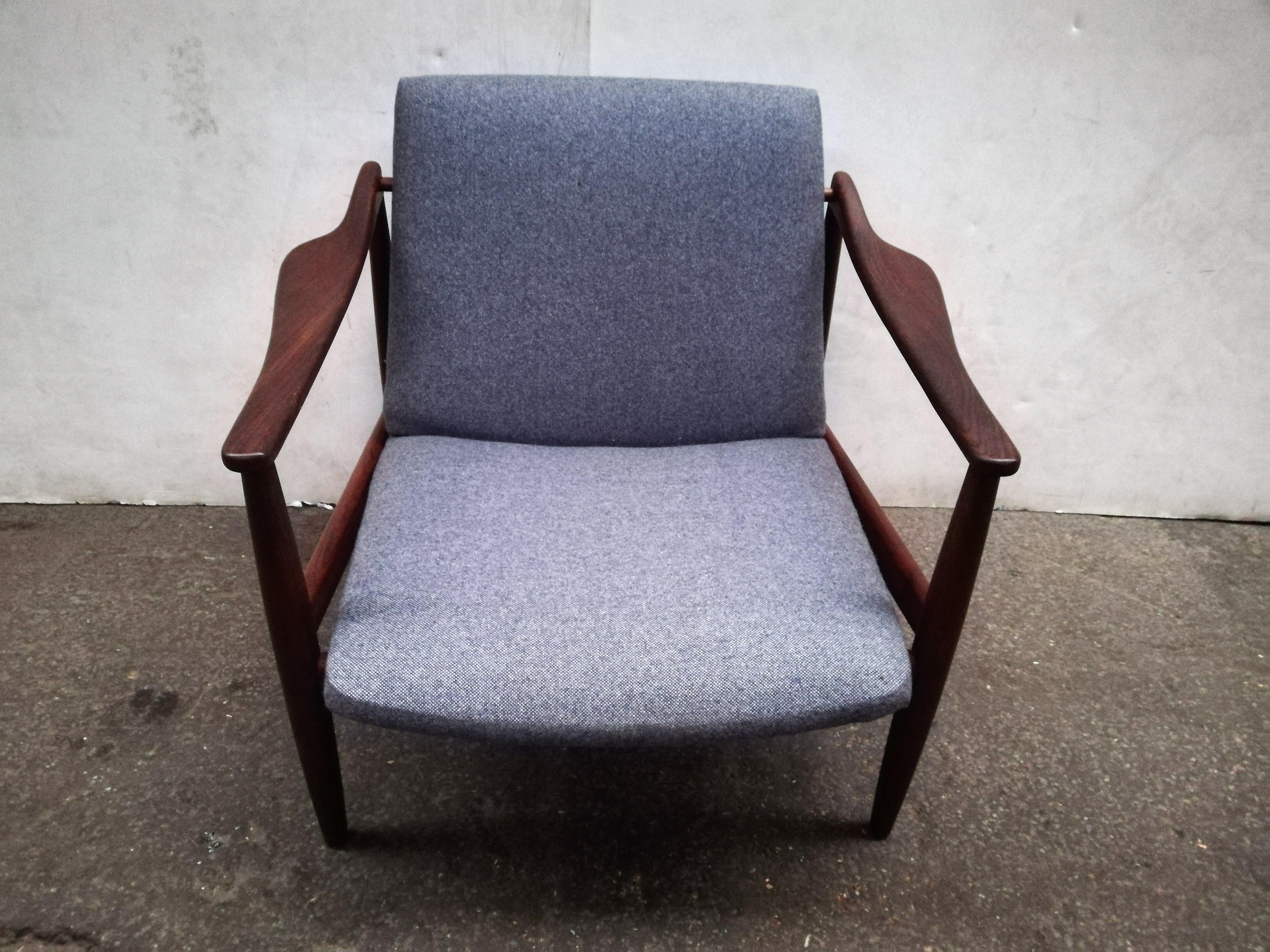 Beautiful mid-century easy chair by designer Hartmut Lohmeyer for Wilkhahn in Germany the 1950s. The chair is made of solid teak and have new upholstered back and seat cushions.
