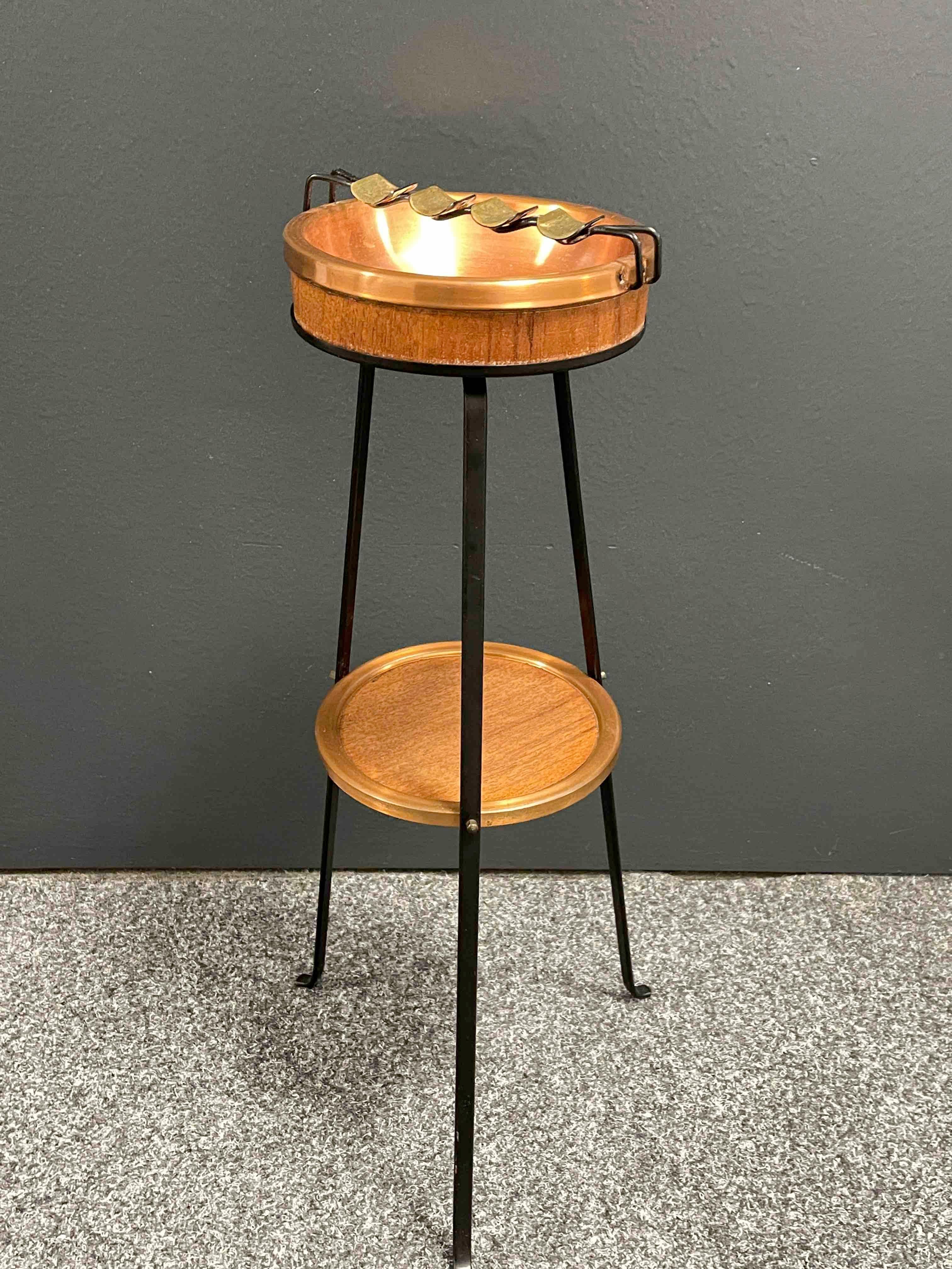 Wonderful metal ashtray element made in Europe in the 1960s. 1960s fabrication of copper, wood, with a black string Stand. The ash tray has a very nice design with a fantastic and hard to find tripod Stand. This item remains in a good vintage