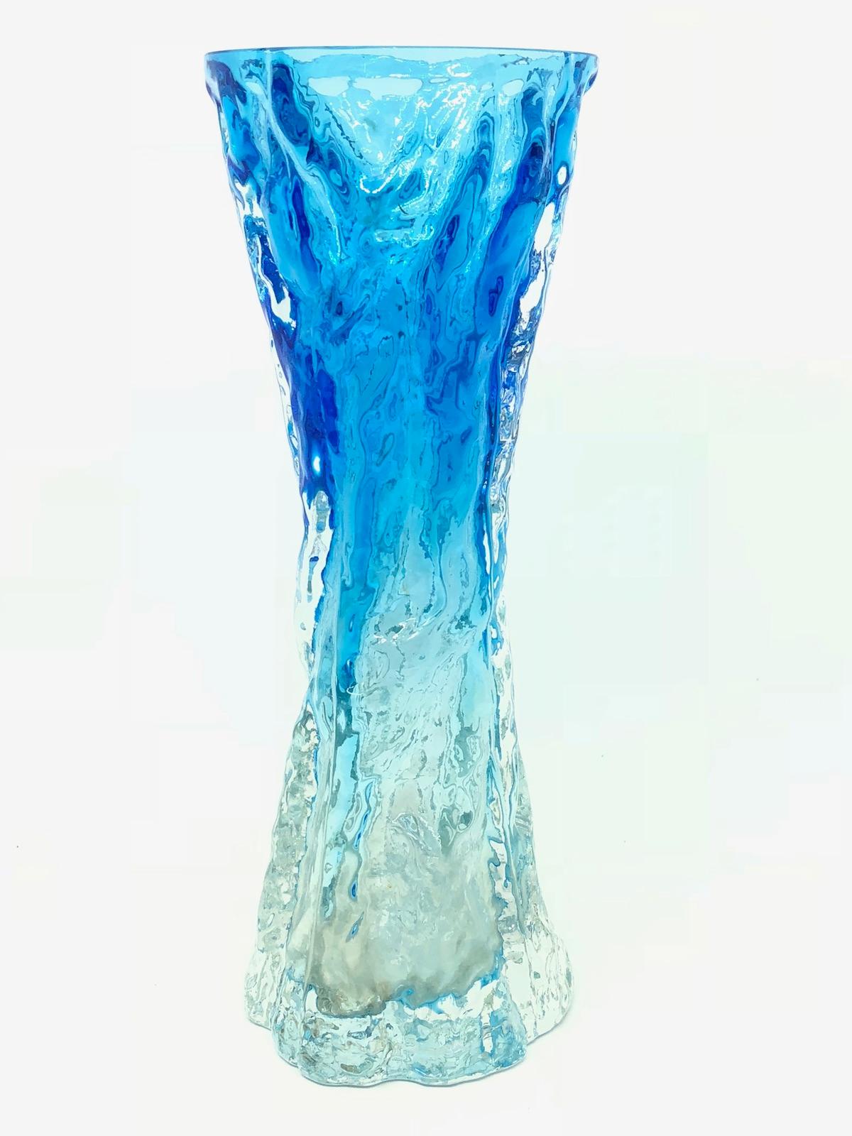 Mid-Century Modern Vase en forme d'écorce d'arbre en verre bleu vif allemand vintage par Ingrid Glas, vers 1970 en vente