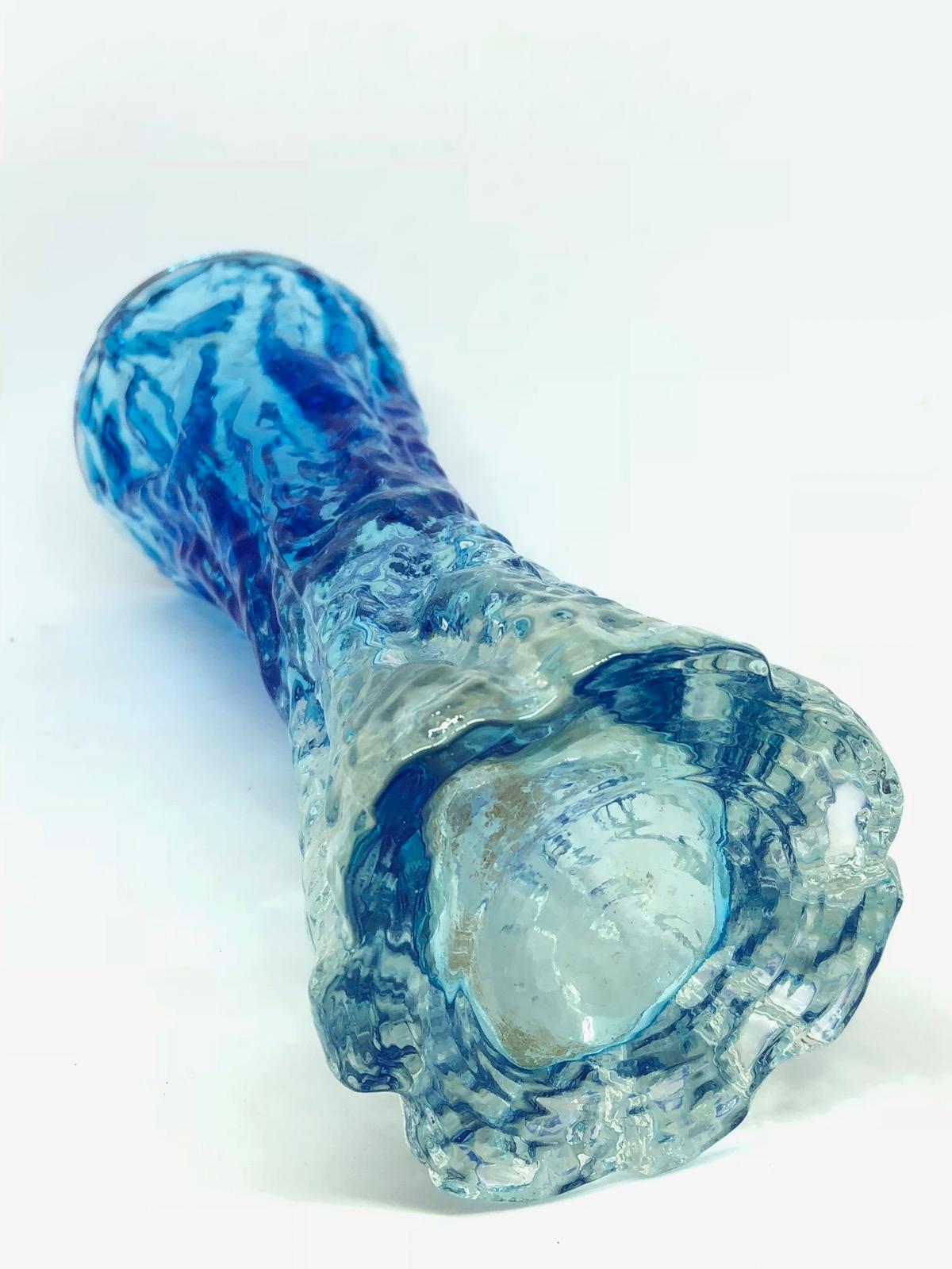 Allemand Vase en forme d'écorce d'arbre en verre bleu vif allemand vintage par Ingrid Glas, vers 1970 en vente