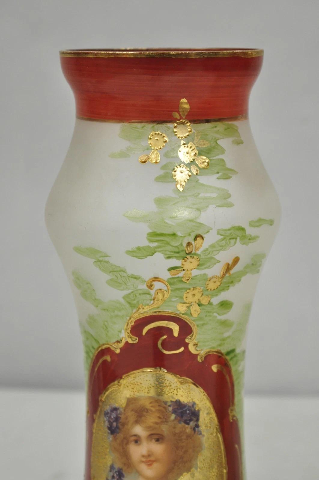 Vase en verre dépoli peint Figural Femme Buste - une paire Bon état - En vente à Philadelphia, PA