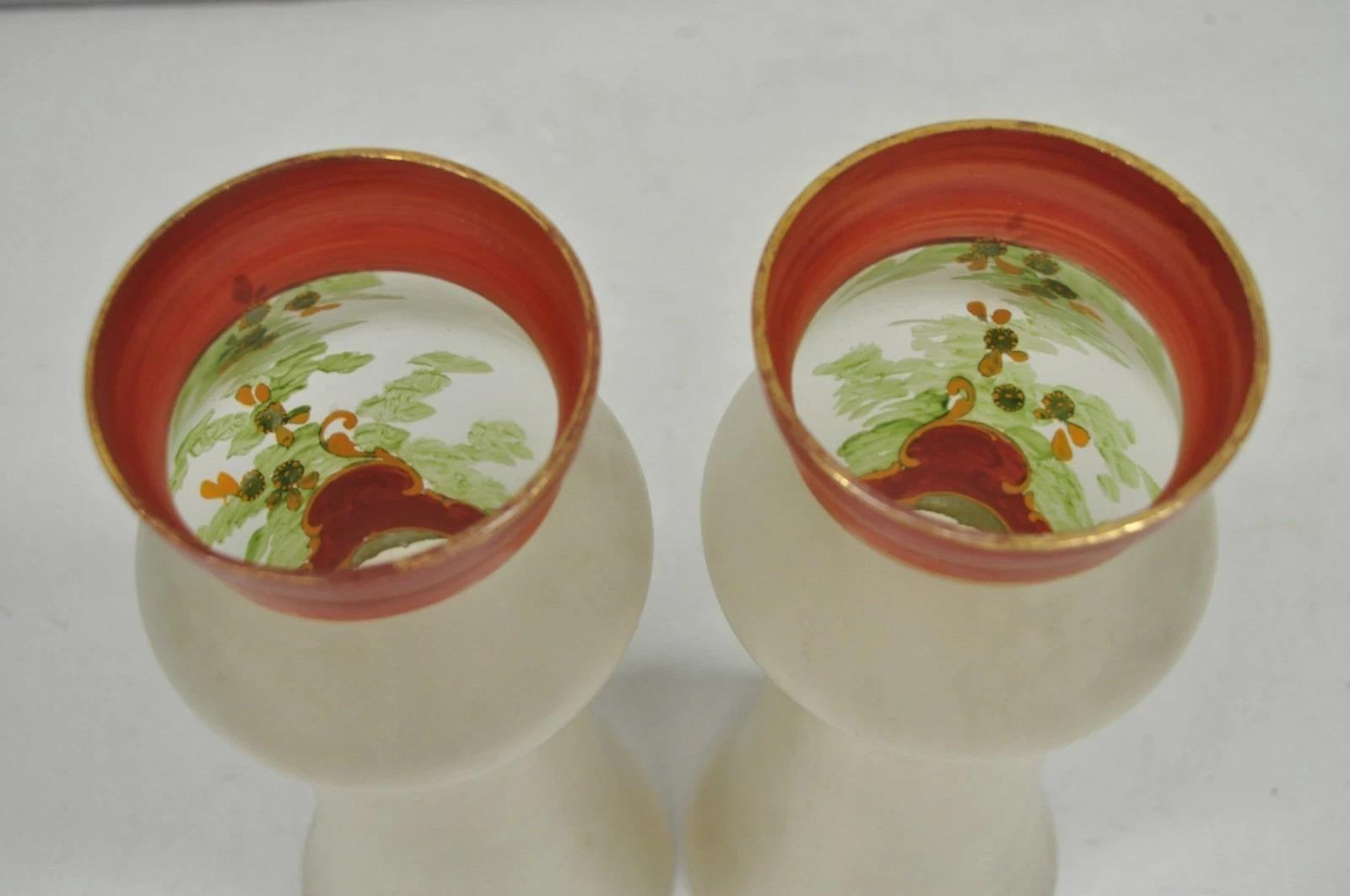 20ième siècle Vase en verre dépoli peint Figural Femme Buste - une paire en vente