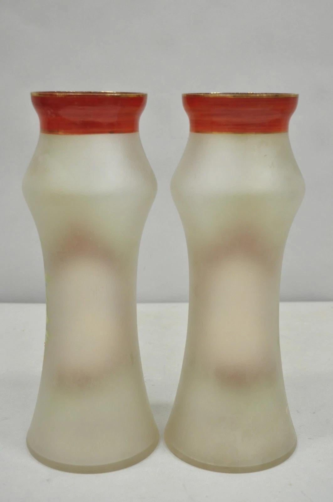 Verre Vase en verre dépoli peint Figural Femme Buste - une paire en vente
