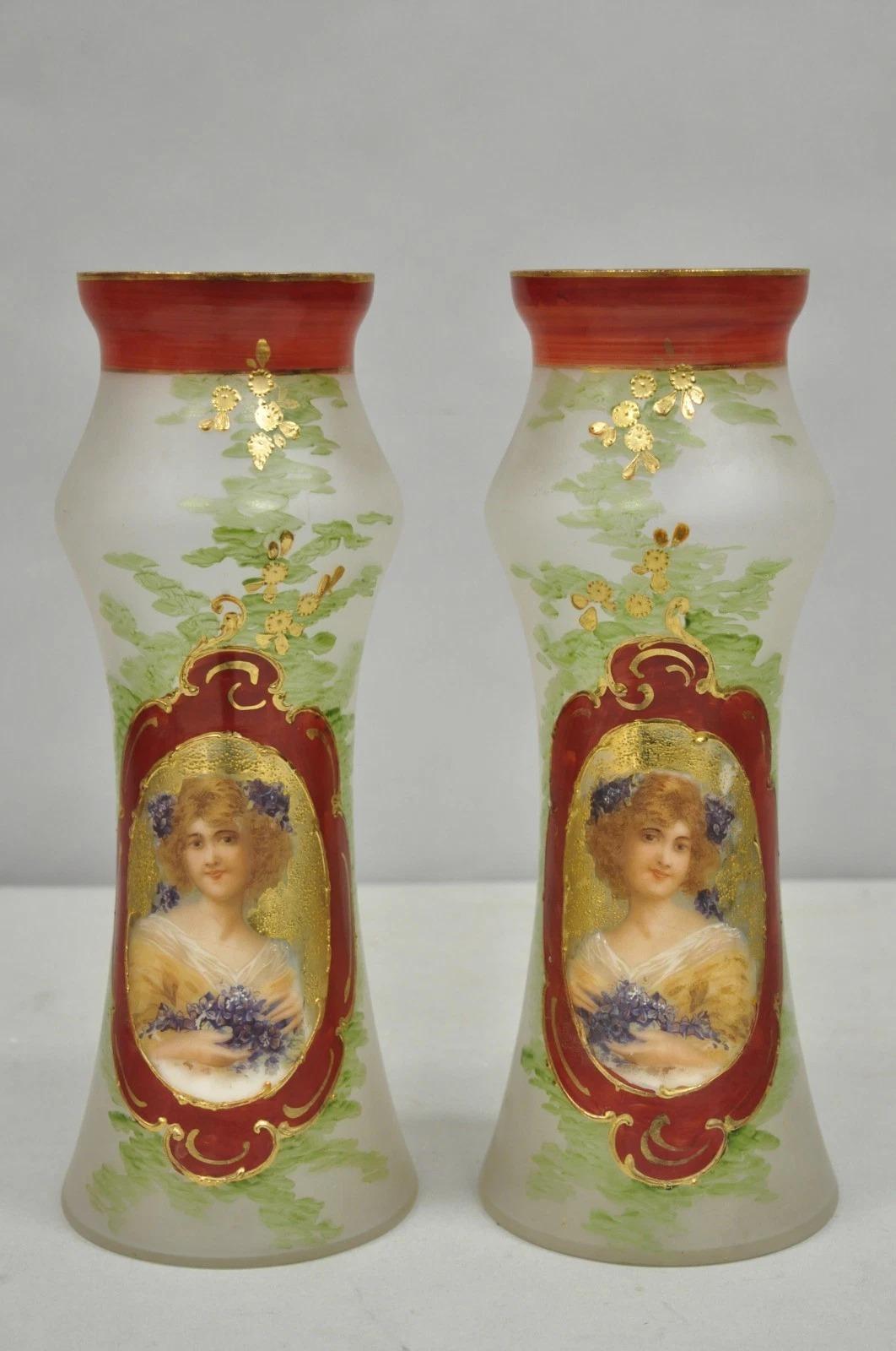 Vase en verre dépoli peint Figural Femme Buste - une paire en vente 1