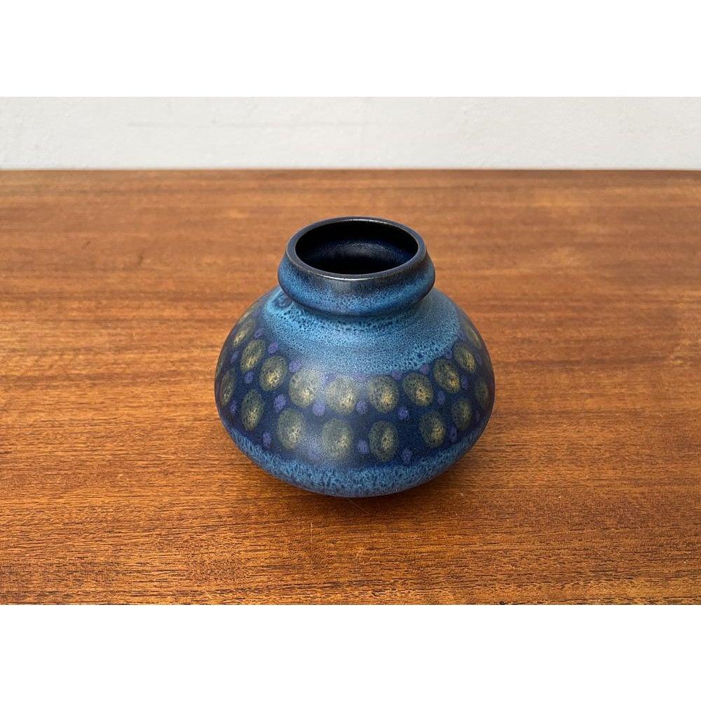 Vintage German Viola Series Ceramic Vase from KMK Keramik Manufaktur Kupfermühle, 1970s, in Very Good conditions. Vintage By 1970 to 1979 preuve officielle d'authenticité telle que les catalogues d'époque, les dossiers des créateurs ou d'autres