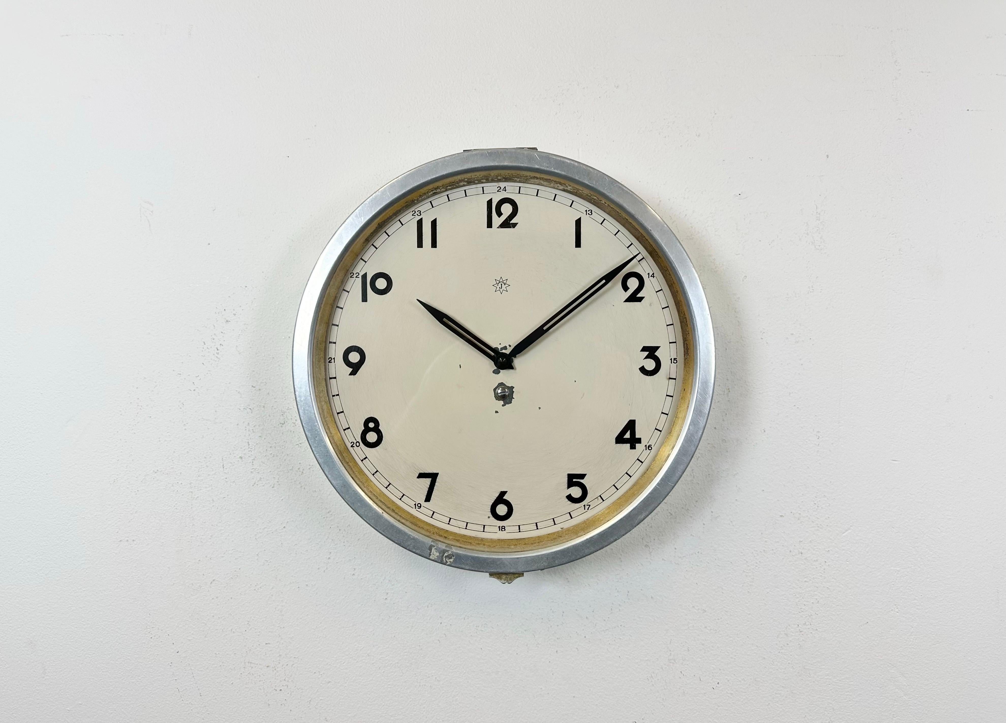 Vintage wall clock made by Junghans Uhren in Germany during the 1950s. It features an aluminium case and a clear glass cover. The piece has been converted into a battery-powered clockwork and requires only one AA-battery.
The diameter of the clock