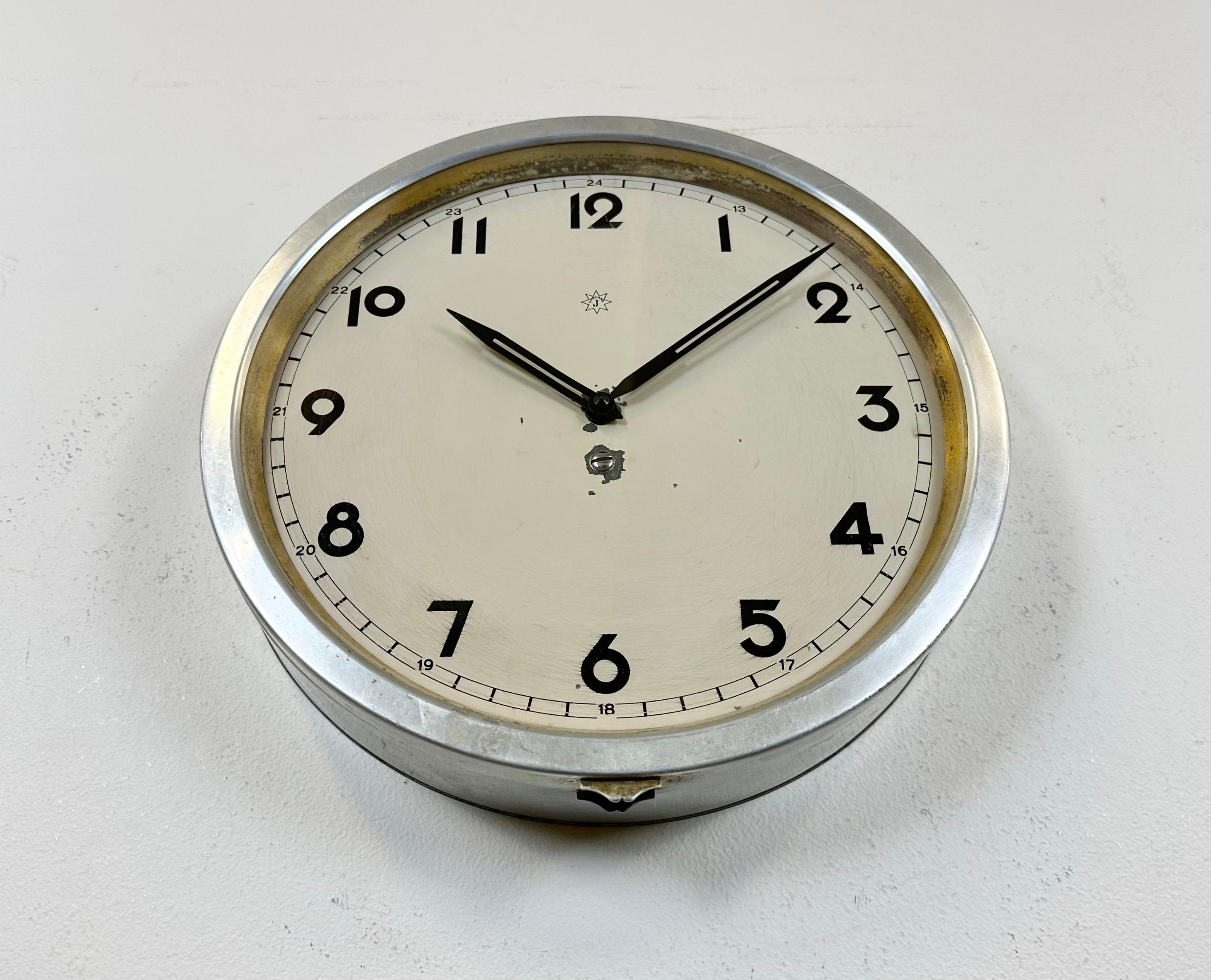 Deutsche Vintage-Wanduhr von Junghans, 1950er-Jahre im Zustand „Gut“ in Kojetice, CZ