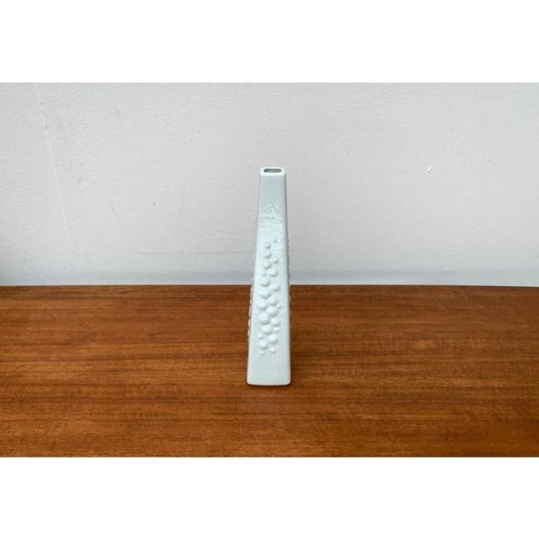 Vintage German White Porcelain Vase von KPM Royal Porzellan, 1970er Jahre, in sehr gutem Zustand. Entworfen 1970 bis 1979 offizieller Echtheitsnachweis wie Vintage-Kataloge, Designer-Aufzeichnungen oder andere Literaturquellen.

Zusätzliche