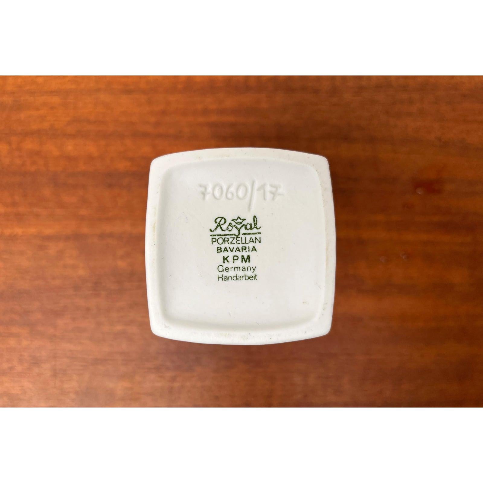 Vaso tedesco d'epoca in porcellana bianca di KPM Royal Porcelain in vendita 6