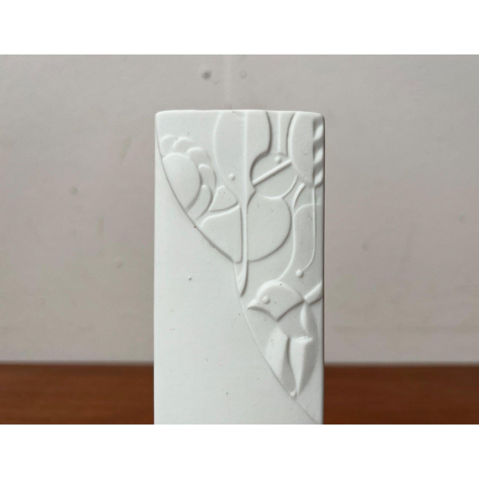 Vaso tedesco vintage in porcellana bianca di KPM Royal Porcelain, anni '70, in ottime condizioni. Disegnato dal 1970 al 1979 Questo pezzo ha un marchio di attribuzione.

Informazioni aggiuntive:
Materiali: Porcellana
Colore: bianco
Paese di origine:
