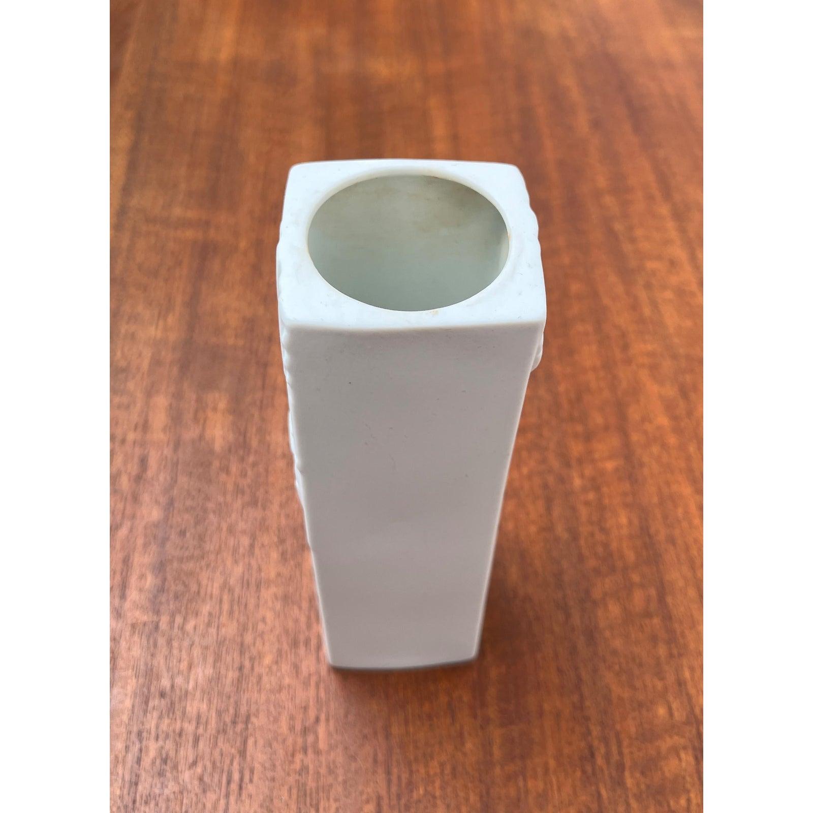 Vaso tedesco d'epoca in porcellana bianca di KPM Royal Porcelain in vendita 1