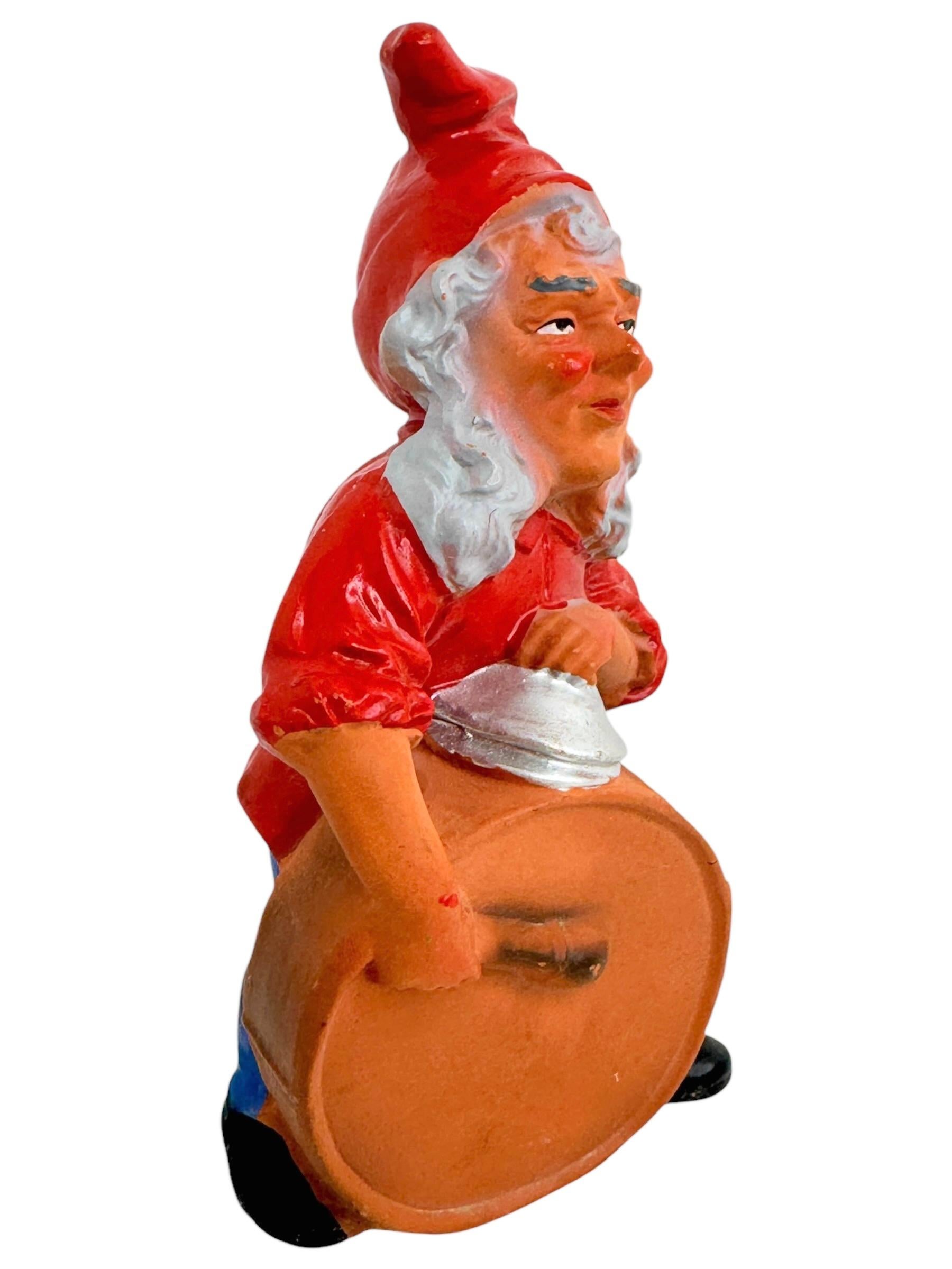 Estatua alemana vintage de gnomo de patio o jardín con tambor, años 30 Pintado a mano en venta