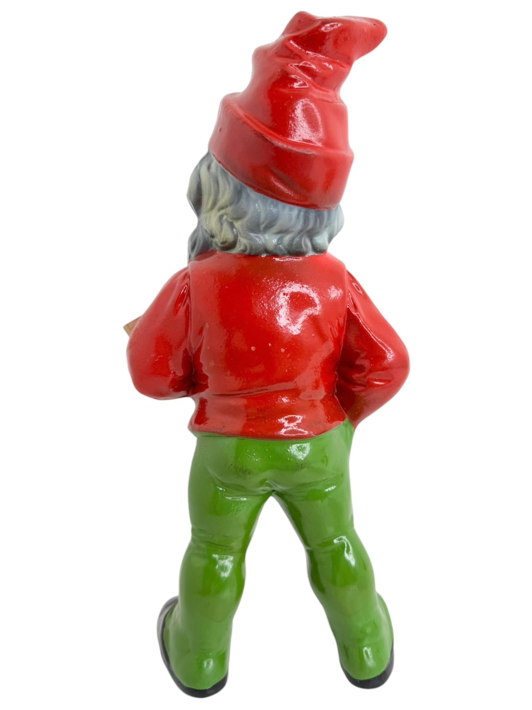 Mid-Century moderno Statua tedesca vintage di gnomo da giardino con rastrello, anni '30 in vendita