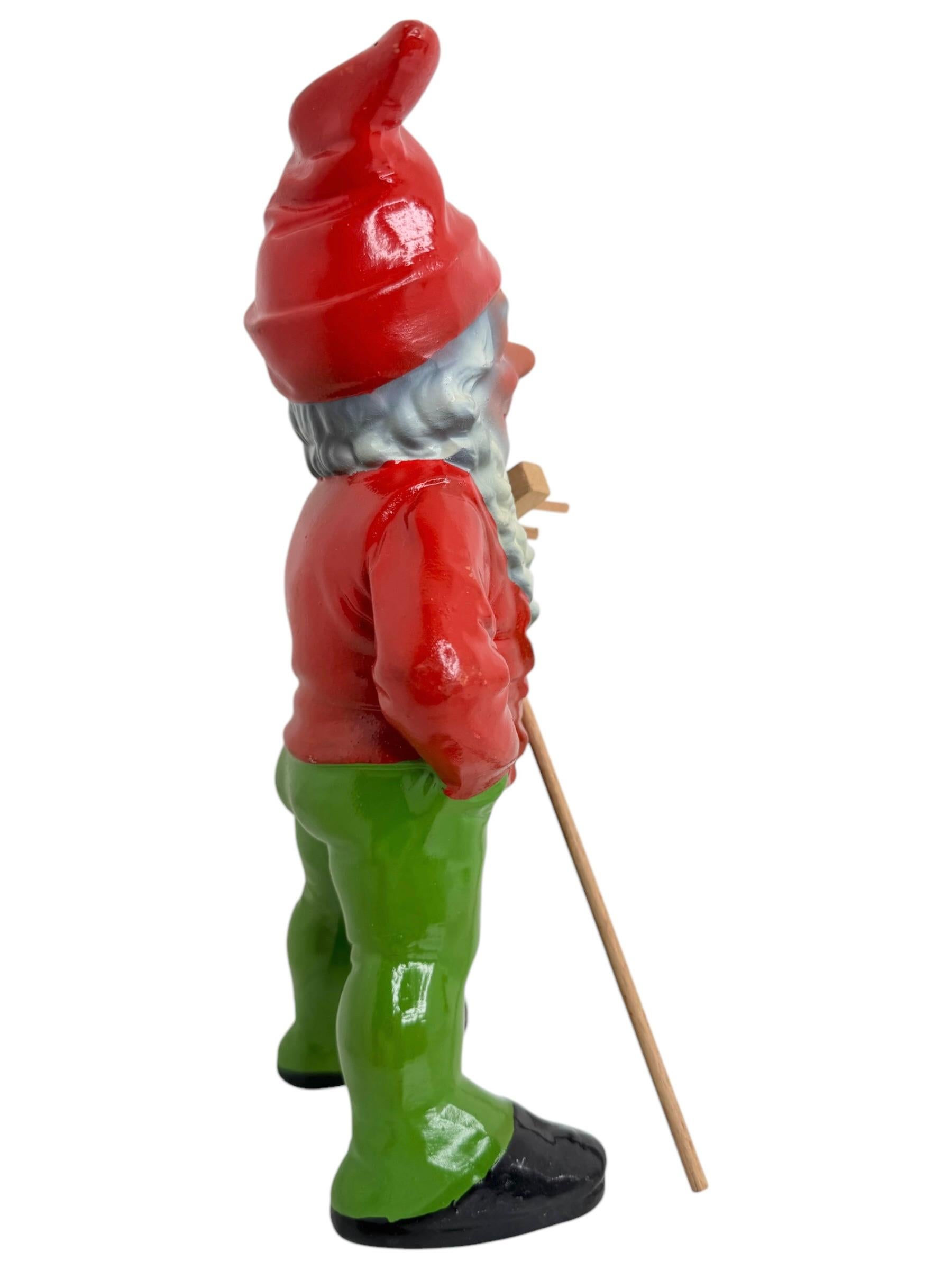 Tedesco Statua tedesca vintage di gnomo da giardino con rastrello, anni '30 in vendita