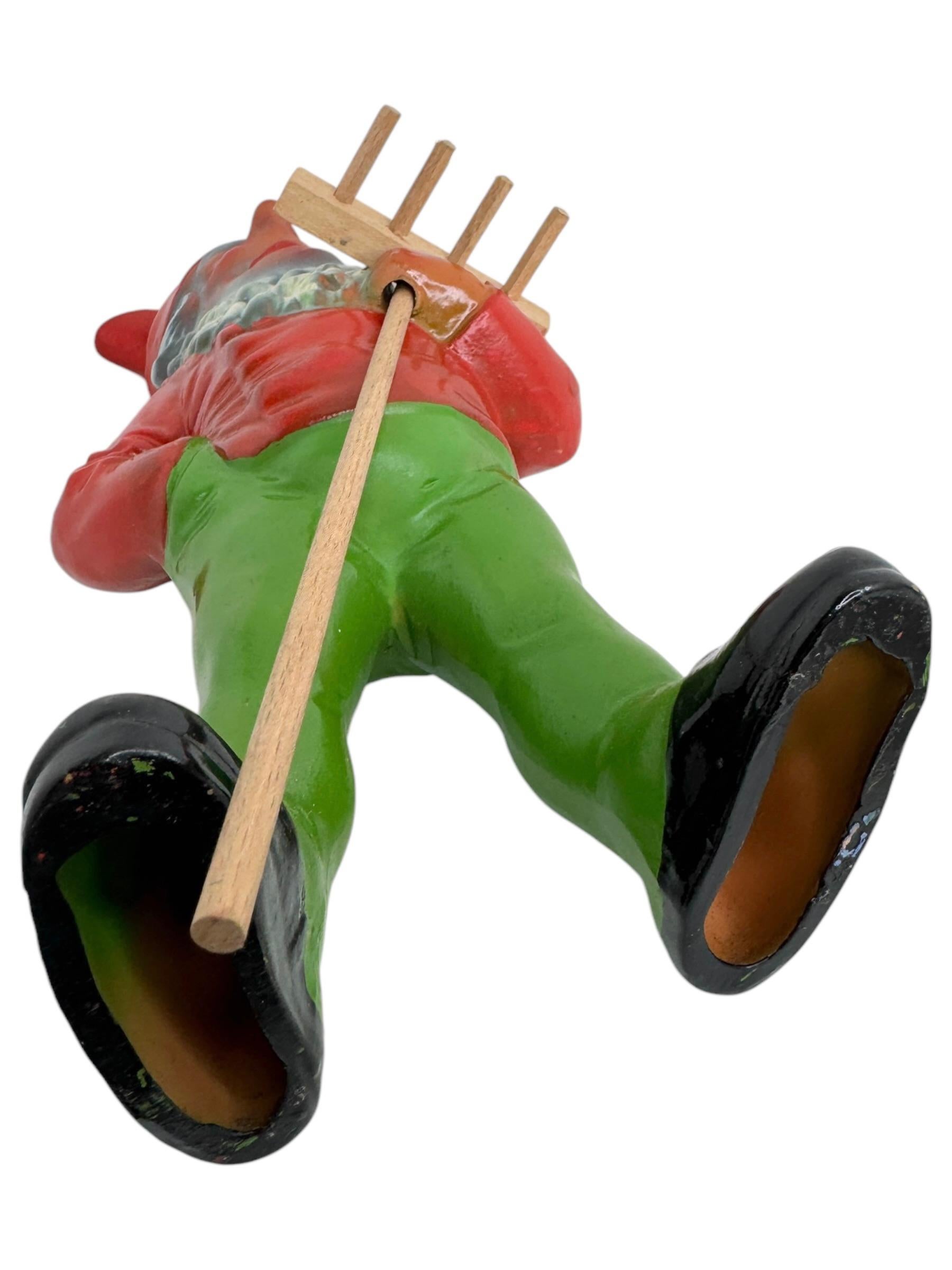 Metà XX secolo Statua tedesca vintage di gnomo da giardino con rastrello, anni '30 in vendita