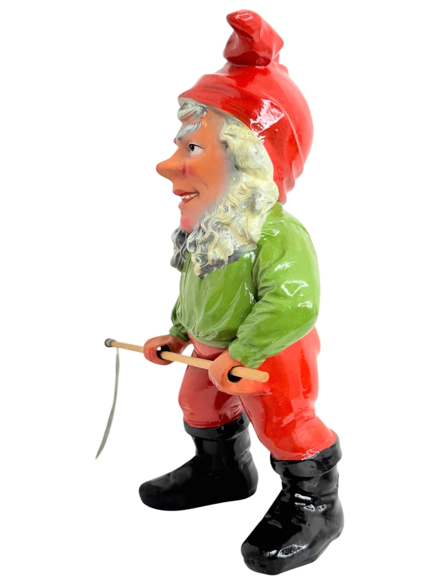 Une magnifique statue de gnome en céramique de caractère - fabriquée par Hertwig & Endert en Allemagne, un fabricant bien connu de ce type de figurines. Cette statue de personnage a été fabriquée en Allemagne, probablement dans les années 1930-1940.