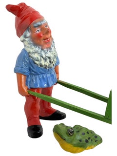 Estatua alemana vintage de gnomo de patio o jardín con carretilla y su rana, años 30
