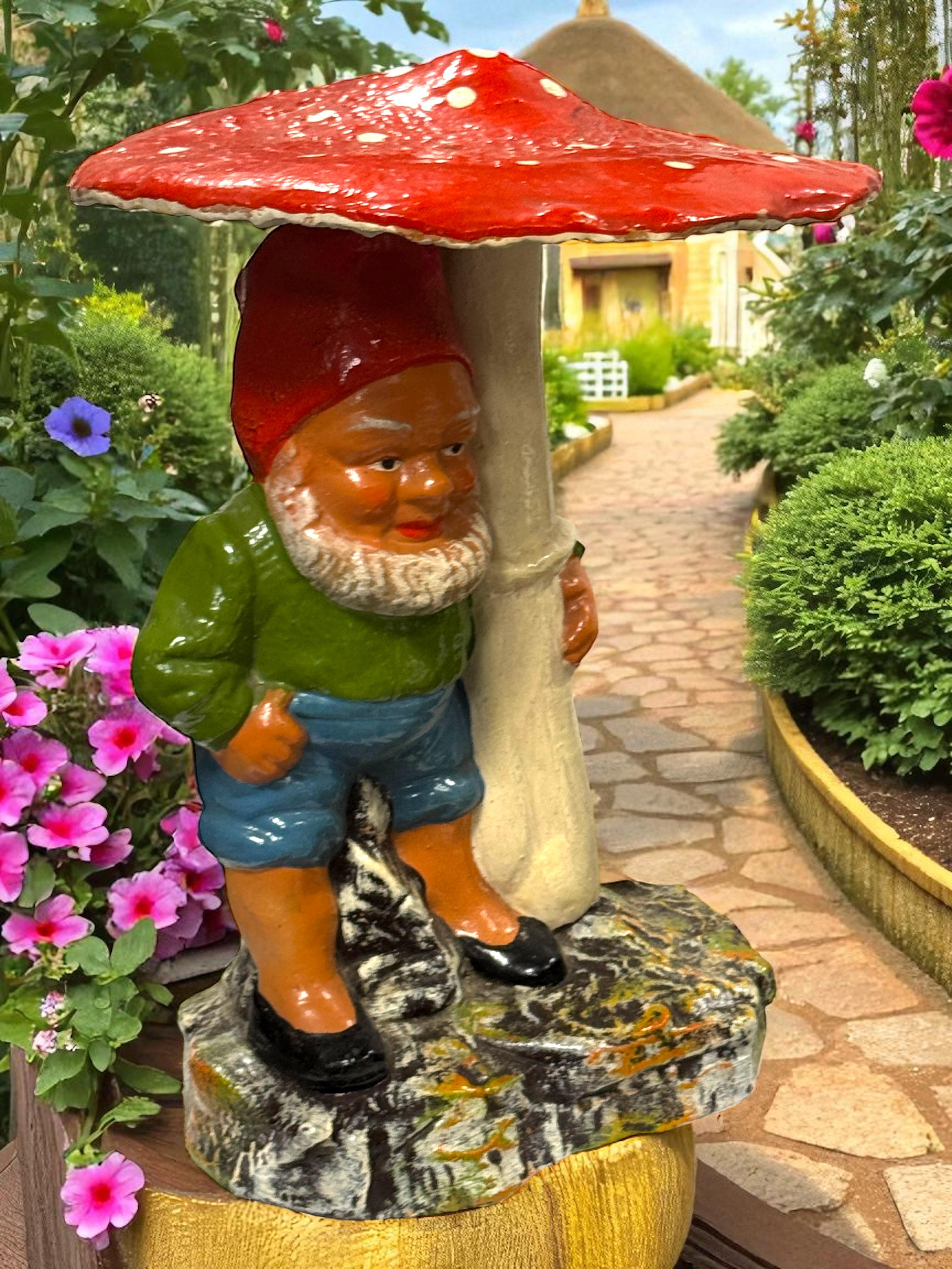 Gnomo tedesco d'epoca da cortile o da giardino con statua di fungo, di Heissner Germany in vendita 2