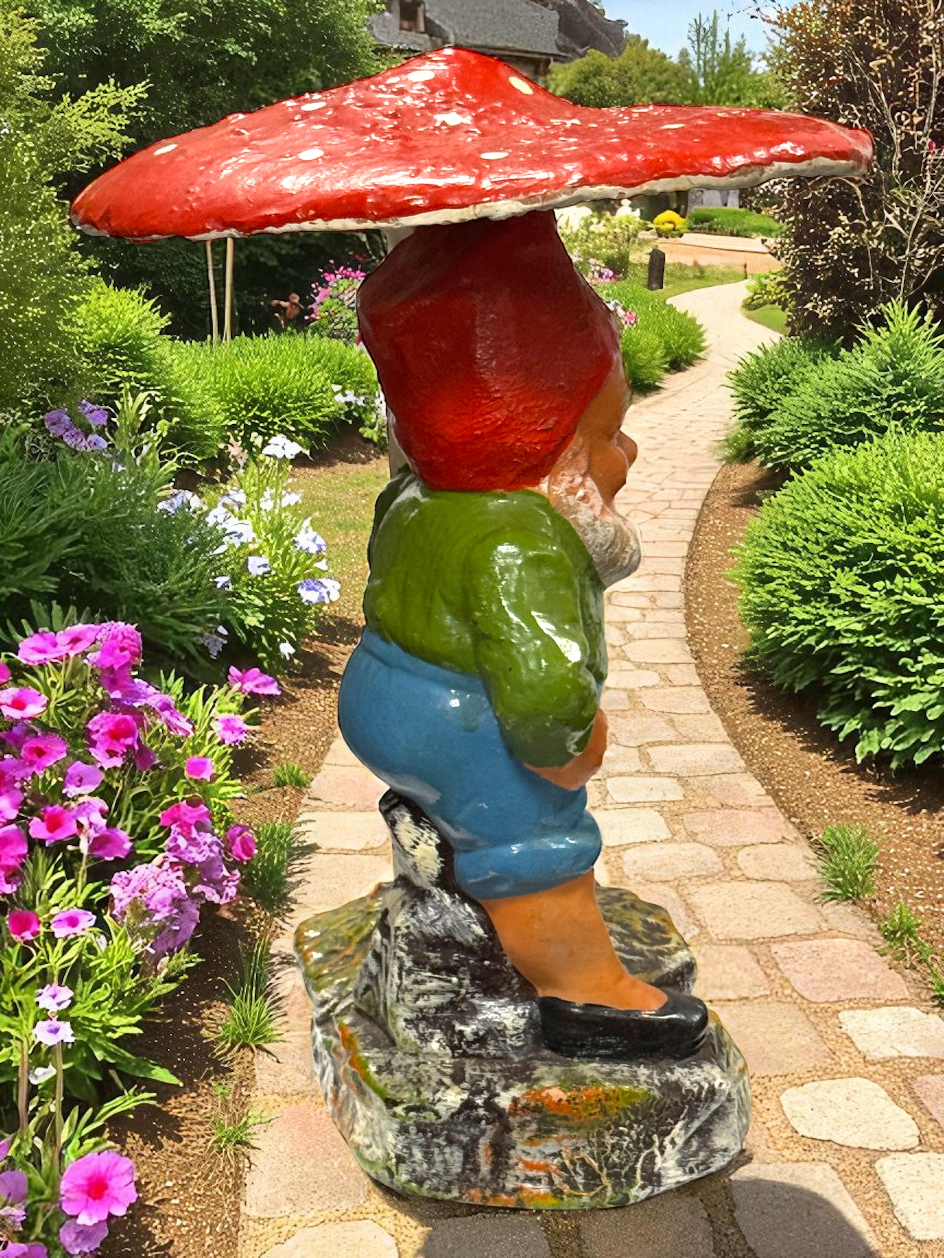 Gnomo tedesco d'epoca da cortile o da giardino con statua di fungo, di Heissner Germany in vendita 3