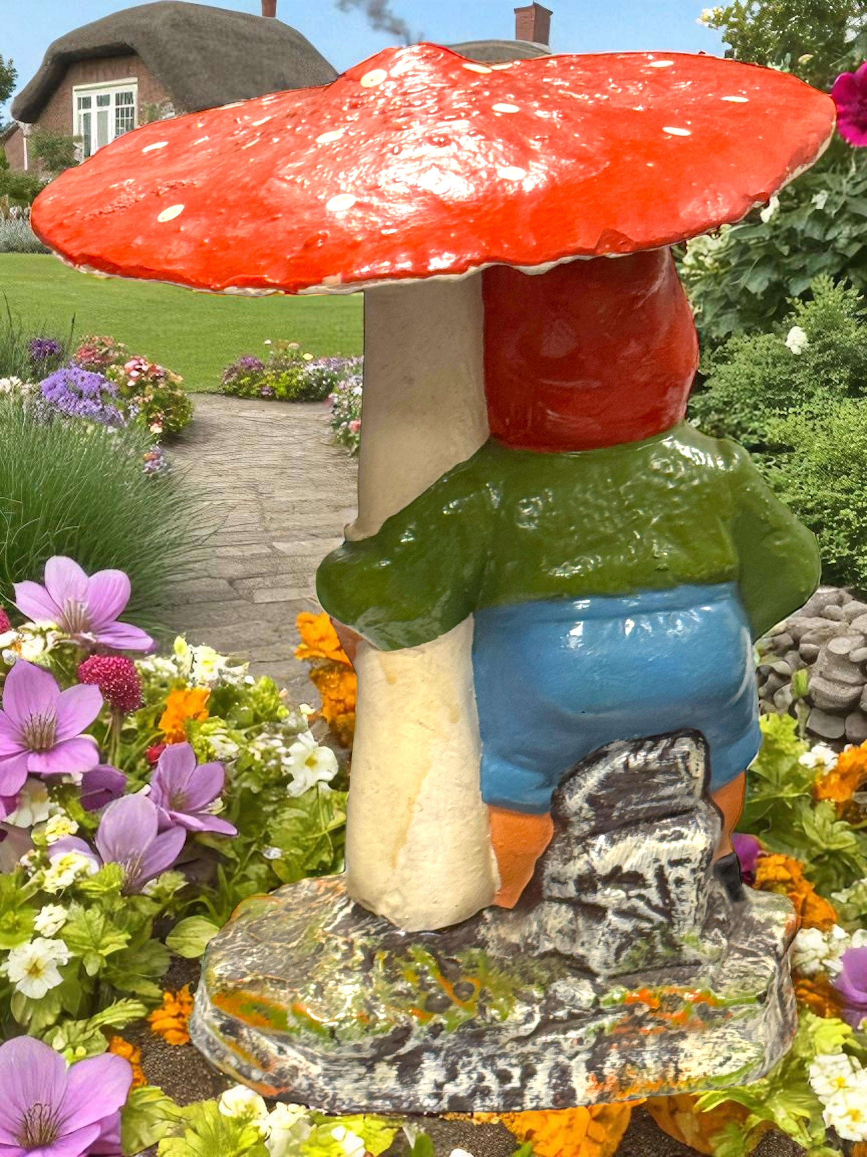 Gnomo tedesco d'epoca da cortile o da giardino con statua di fungo, di Heissner Germany in vendita 4