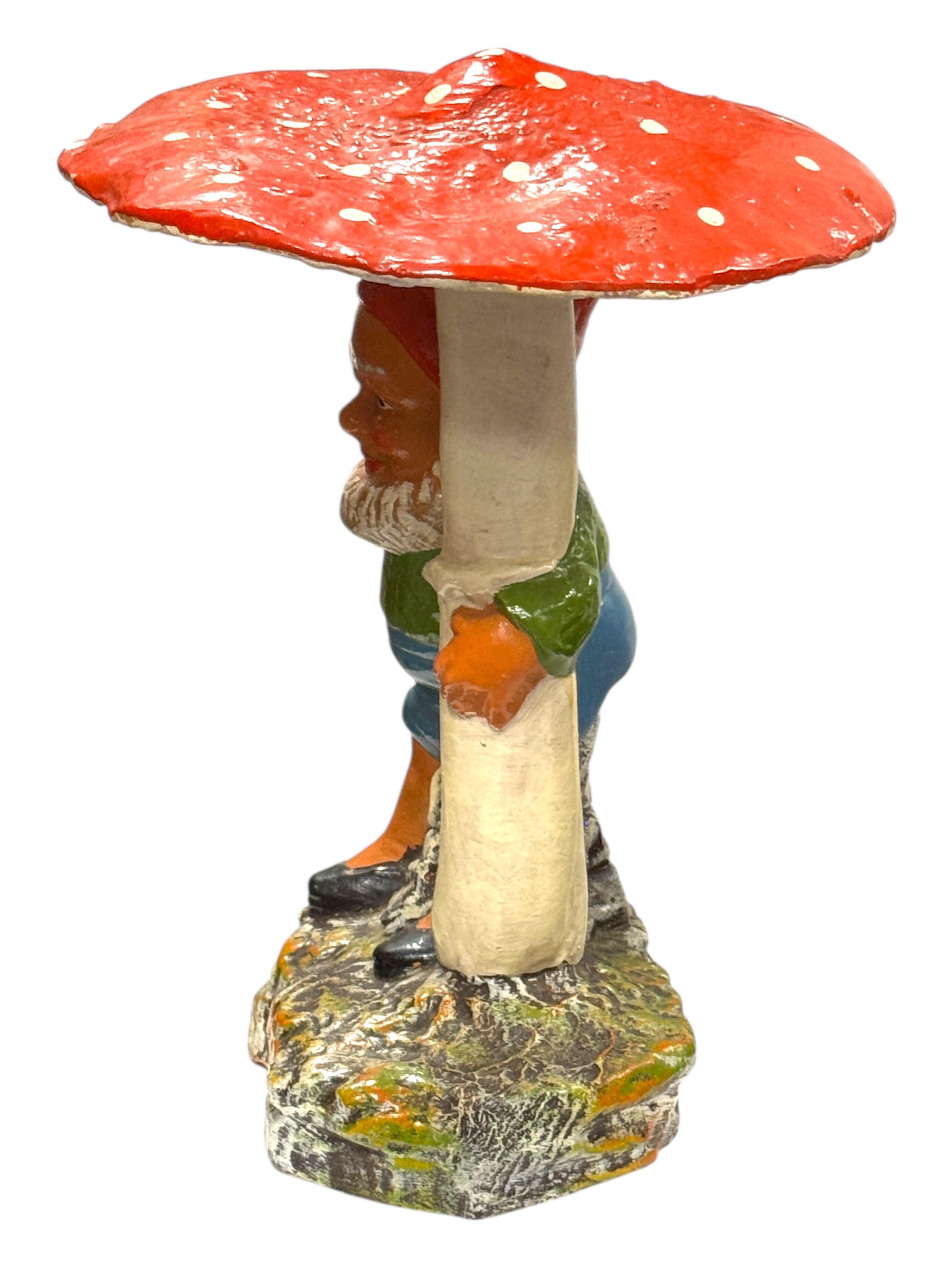 Una splendida statua figurata di gnomo in ceramica. Questa statua di personaggio è stata realizzata dalla famosa azienda Heissner in Germania, negli anni '50. Questa azienda è molto conosciuta per i simpatici e bellissimi gnomi che produce. Articolo