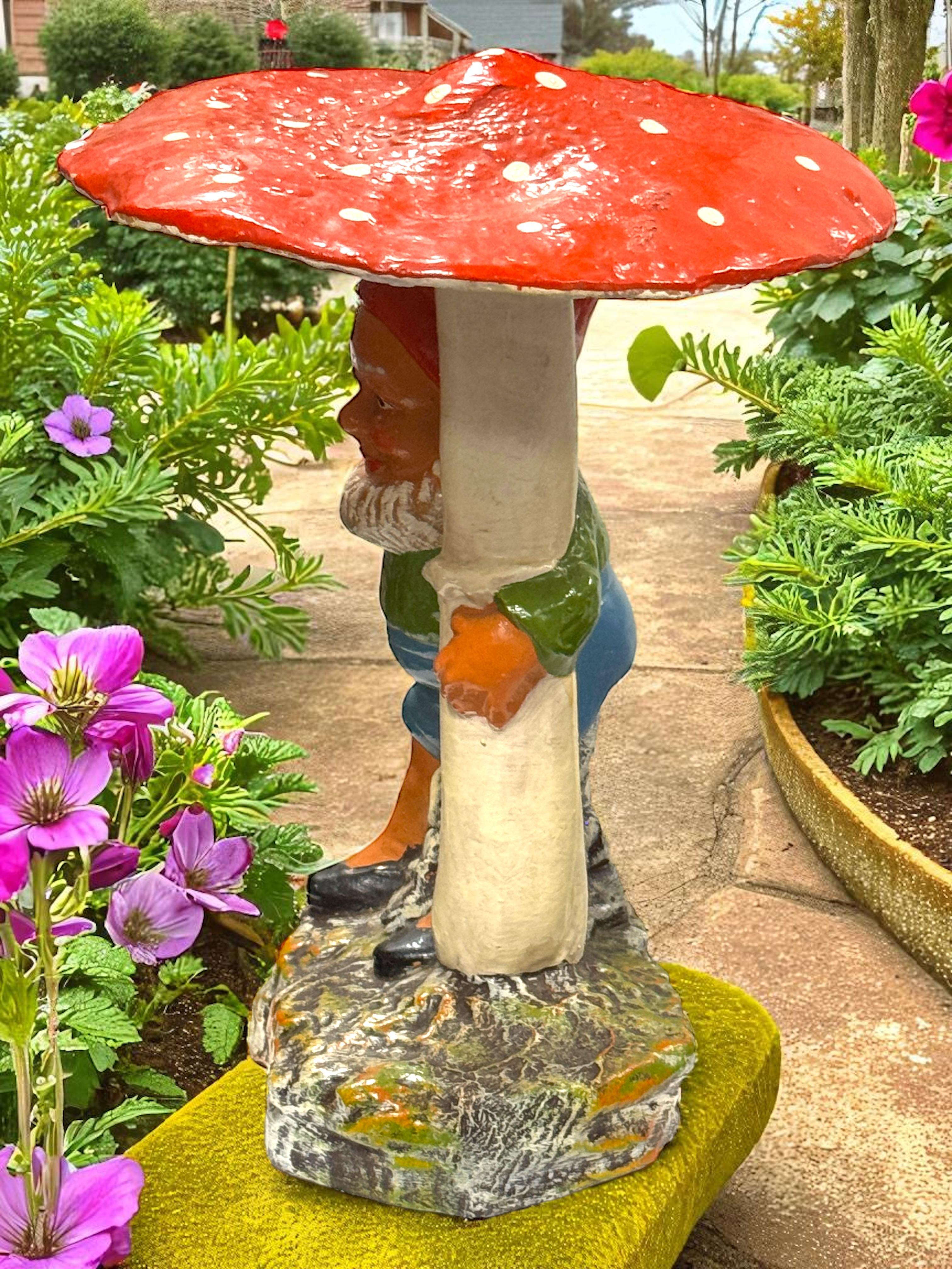 Gnomo tedesco d'epoca da cortile o da giardino con statua di fungo, di Heissner Germany in vendita 1