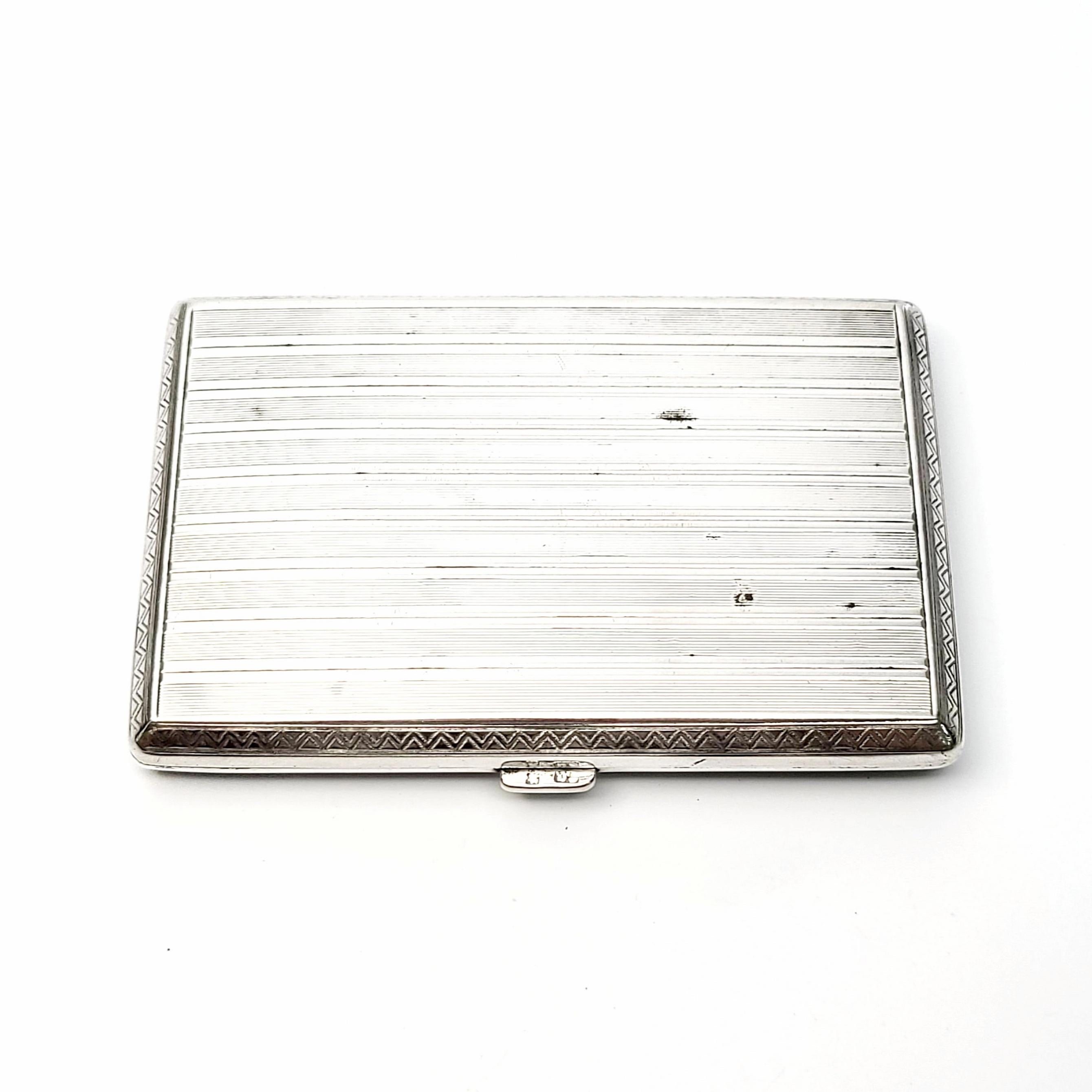 Vintage German 800 Silber Zigarettenetui.

Dieses Stück zeichnet sich durch ein geätztes Streifendesign auf beiden Seiten mit einem dreieckigen Designrand aus. Druckknopfmechanismus zum Öffnen. Elastische Bänder auf der Innenseite.

Maße: ca. 3 3/8