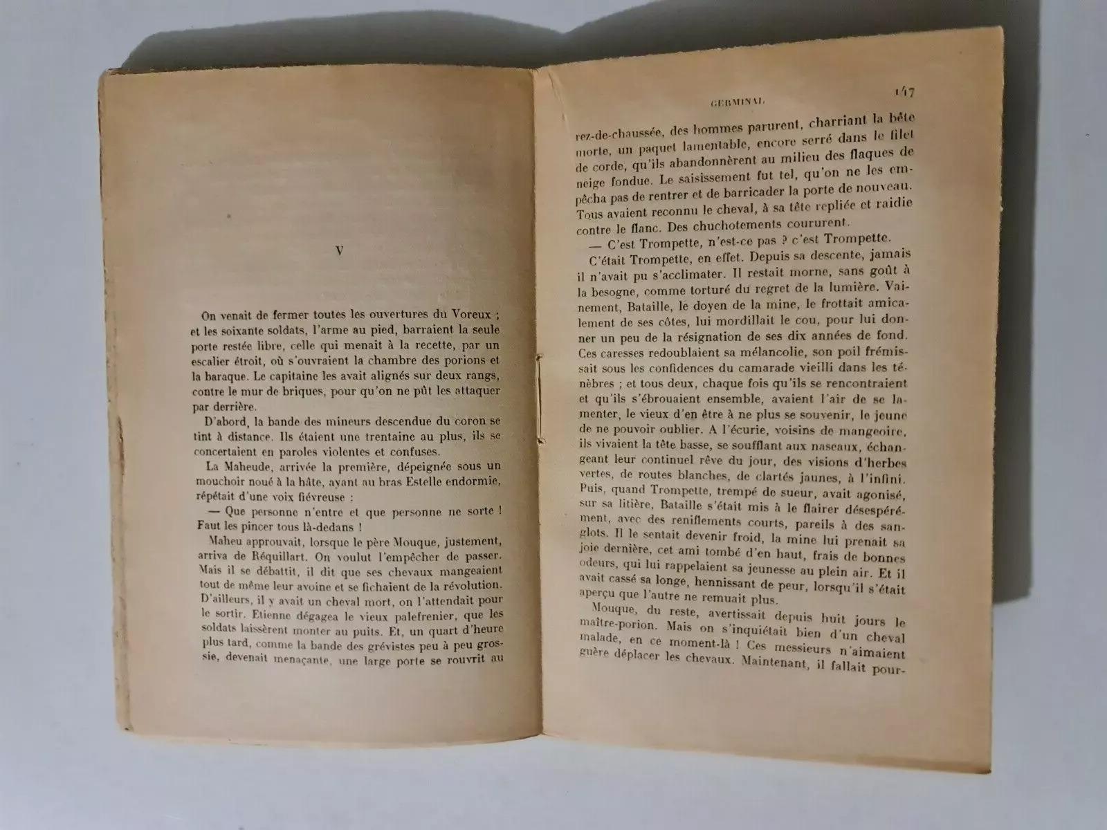Questa edizione del 1950 di Germinal, il potente romanzo di Émile Zola sulle lotte sindacali e la giustizia sociale, è presentata in due volumi con copertina morbida pubblicati dalla Bibliothèque Charpentier Fasquelle di Parigi. I libri mostrano i