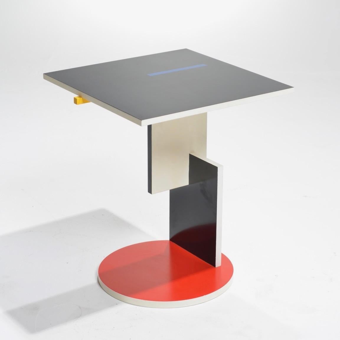 An amazing end table by the dutch Modernist Gerrit Rietveld. In great vintage condition.