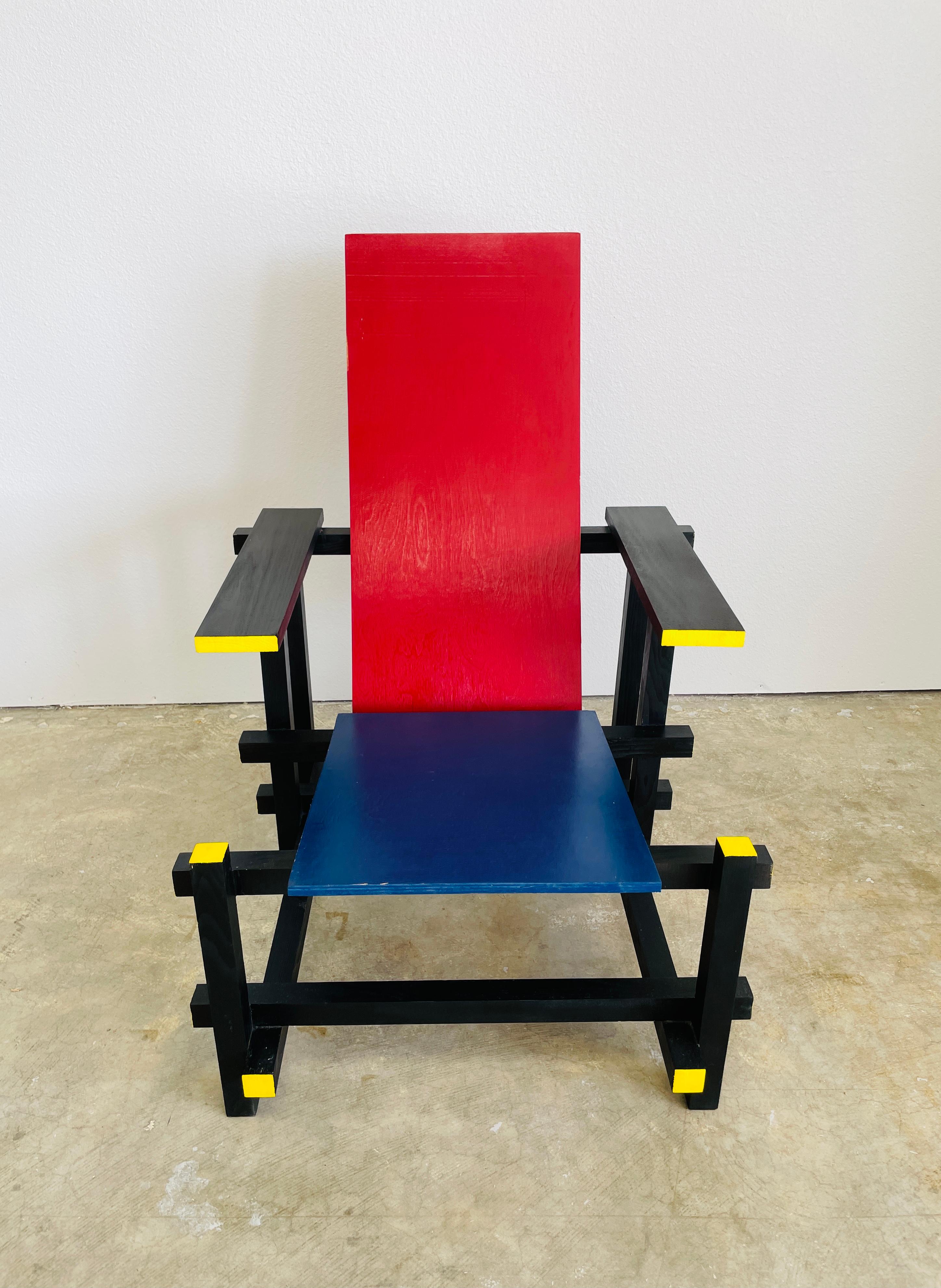 Vintage Gerrit Rietveld Stil inspiriert von Piet Mondrian Holz Stuhl.
Dies wurde von einem Architekten in Wichita Falls, Kansas, neu gestaltet
Unterzeichnet und datiert am 30.09.09

Mit seiner geometrischen Komposition und den Primärfarben ist der