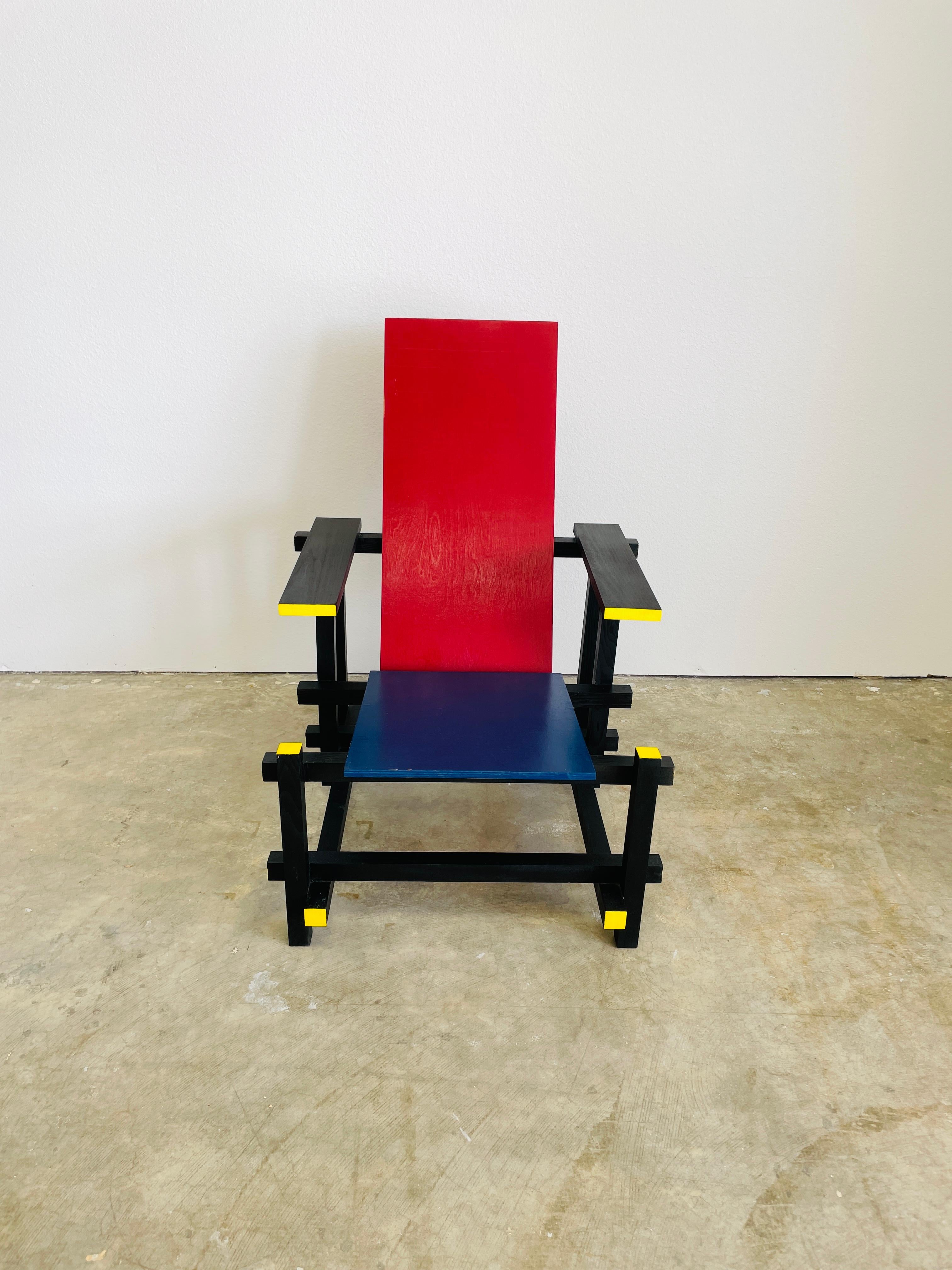 Américain Chaise vintage Gerrit Rietveld style Red Blue De Stijl en bois MCM Bauhaus en vente