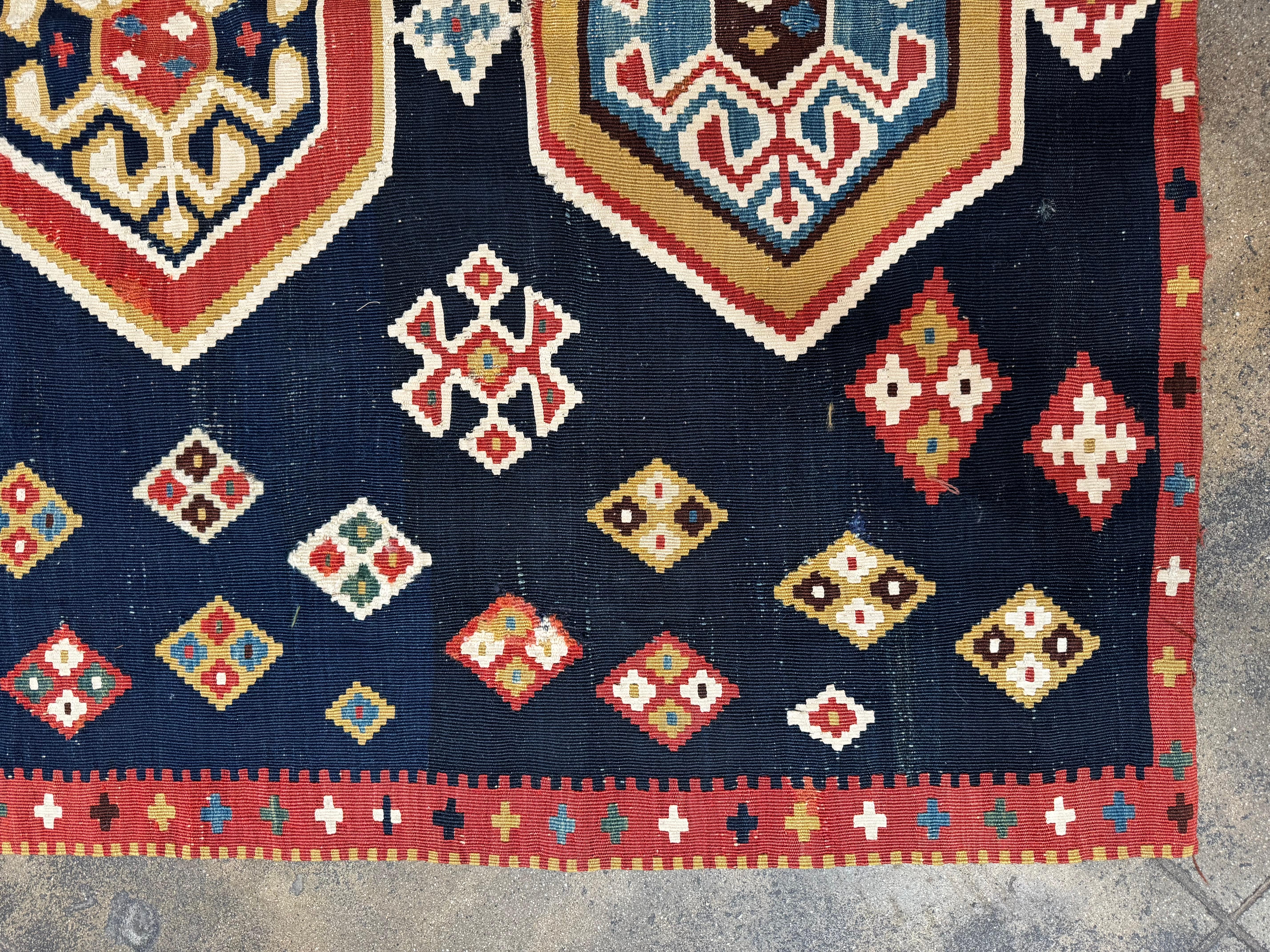 Tabriz Vintage Ghashghai Kilim Rug & Kilim in Navy, Red & Gold Tribal Design en vente