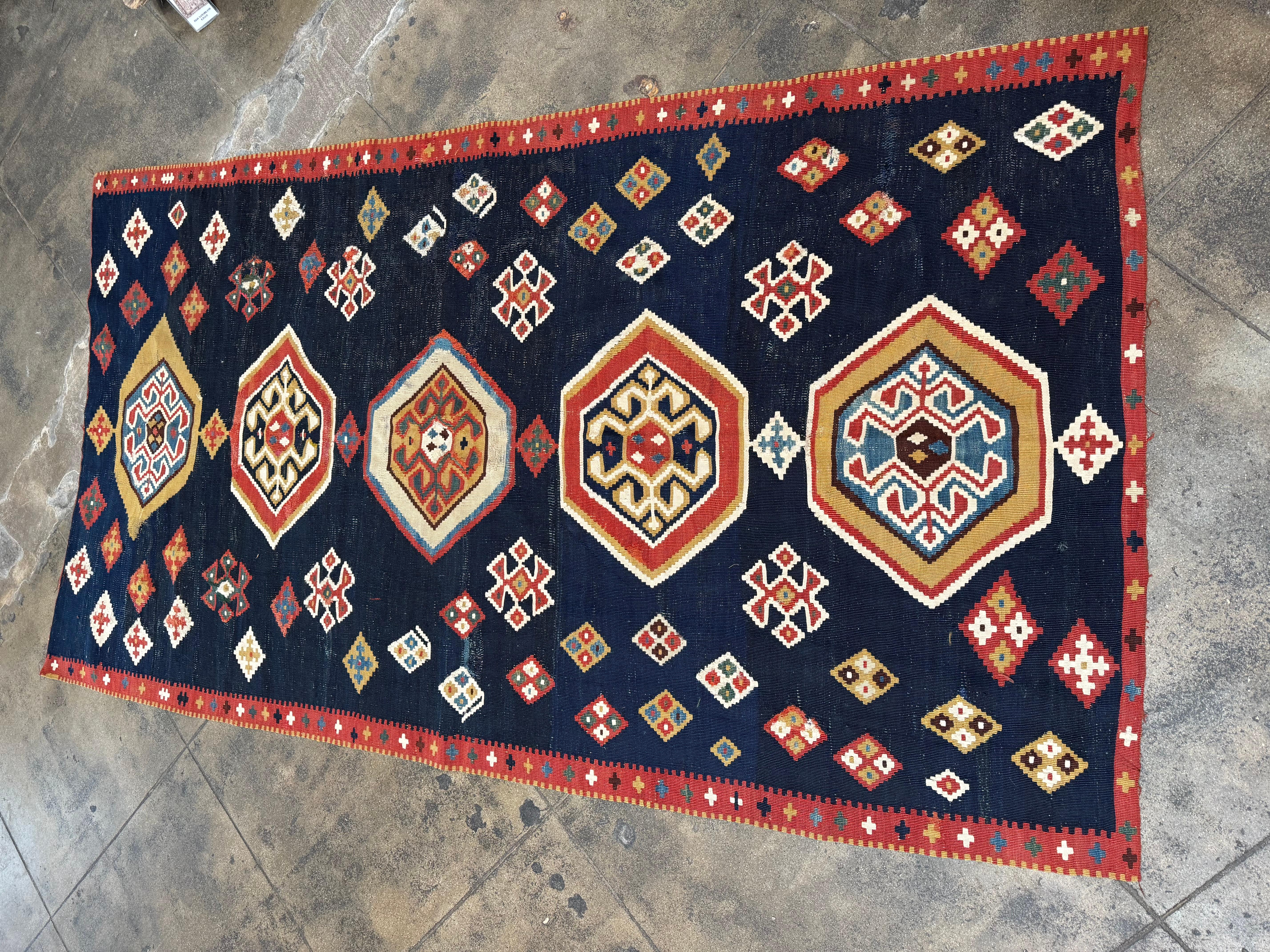Asiatique Vintage Ghashghai Kilim Rug & Kilim in Navy, Red & Gold Tribal Design en vente