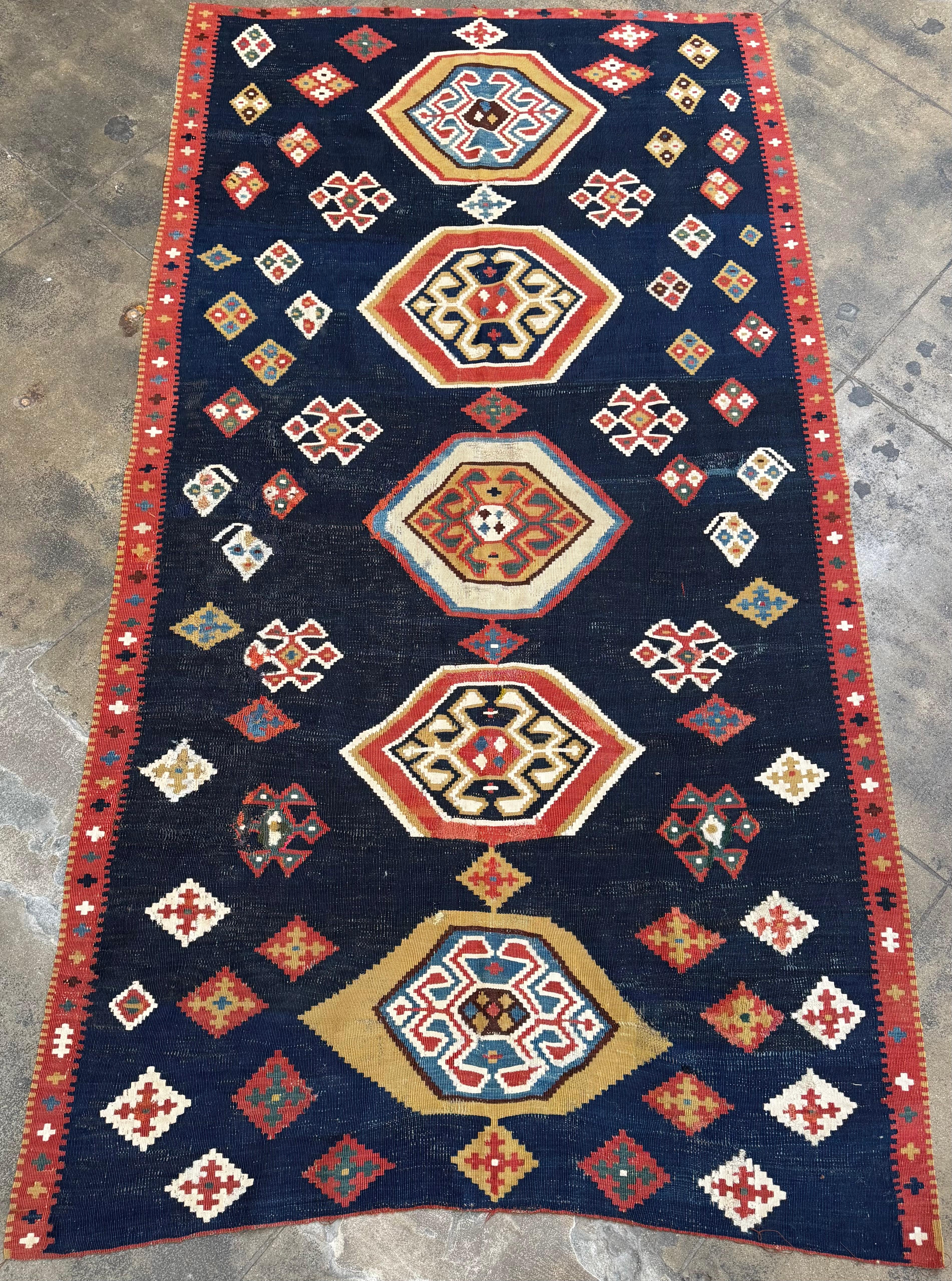 Noué à la main Vintage Ghashghai Kilim Rug & Kilim in Navy, Red & Gold Tribal Design en vente
