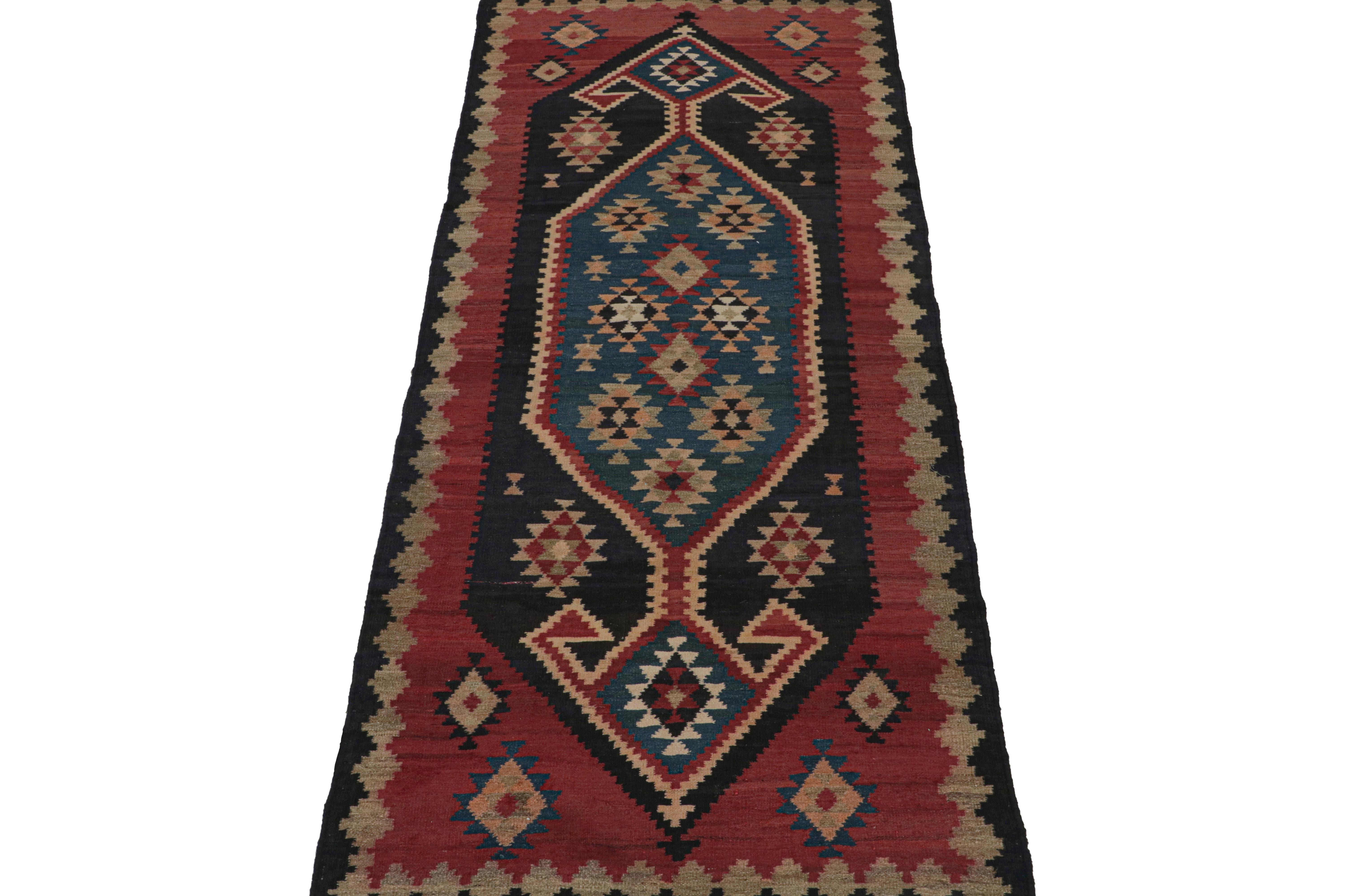 Ce Vintage 4x10 Persian Kilim est supposé être un tapis tribal Ghazvin de la ville et de la province titrée en Iran (aujourd'hui orthographiée Qazvin). Tissé à la main en laine, il date des années 1950-1960. 

Son design présente des motifs